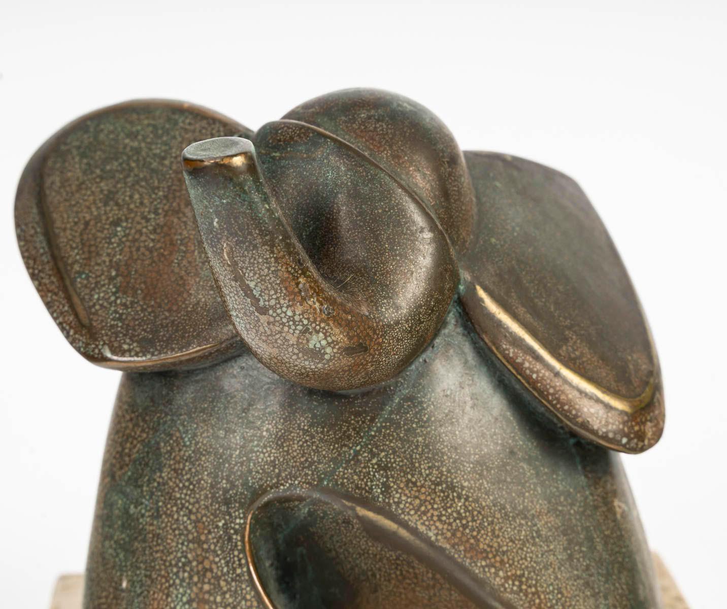 Sculpture en bronze d'un éléphant sur une base en marbre, 20e siècle, signée A.Pair.

H : 13cm, L : 12cm, P : 8cm
