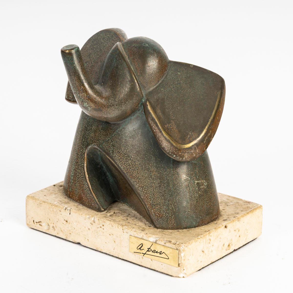 Mid-Century Modern Sculpture en bronze d'un éléphant, 20e siècle, signée A.Pair, socle en marbre. en vente