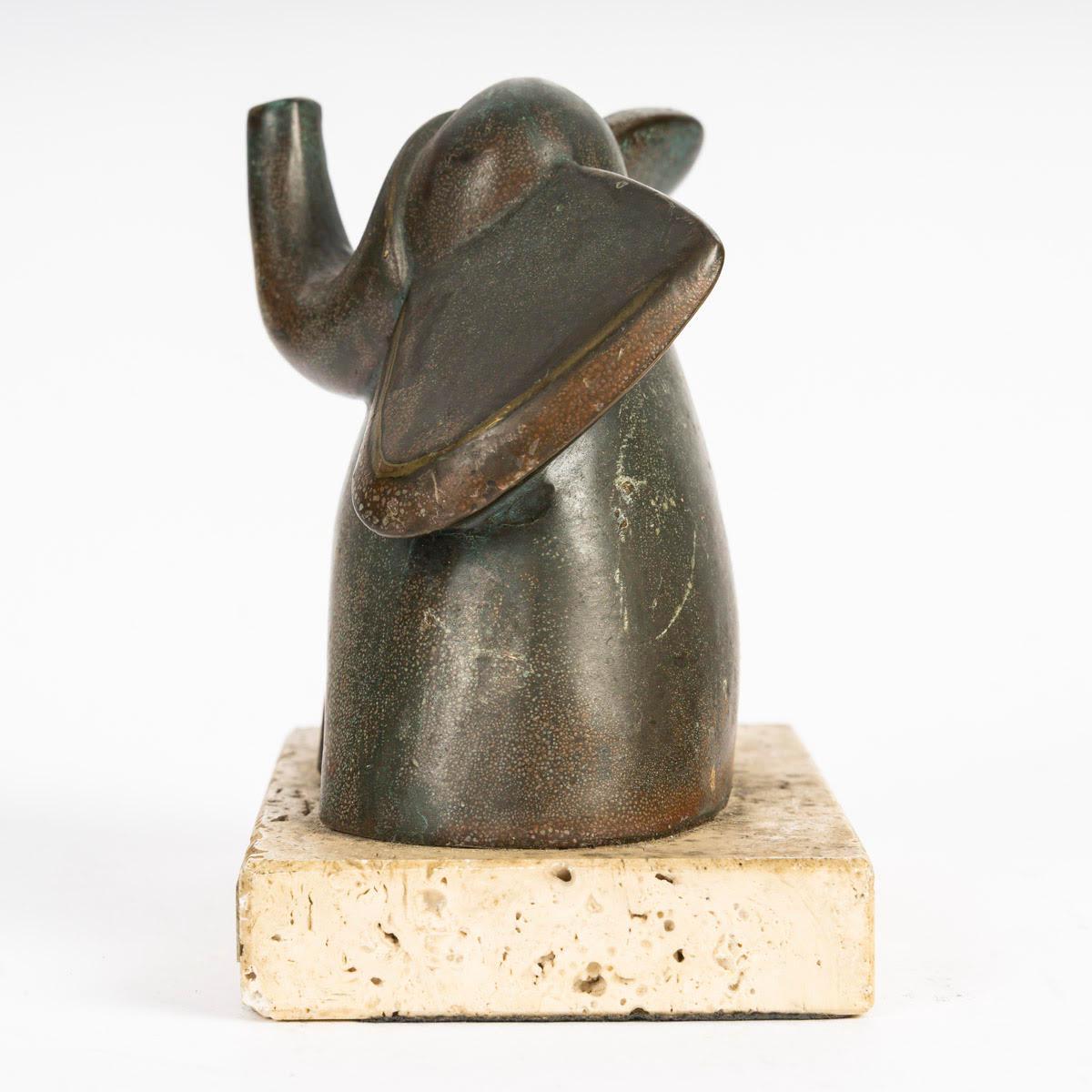 Français Sculpture en bronze d'un éléphant, 20e siècle, signée A.Pair, socle en marbre. en vente