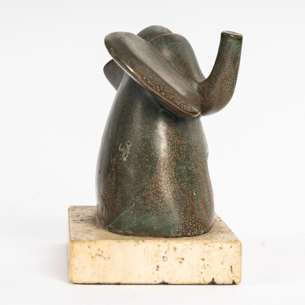 20ième siècle Sculpture en bronze d'un éléphant, 20e siècle, signée A.Pair, socle en marbre. en vente