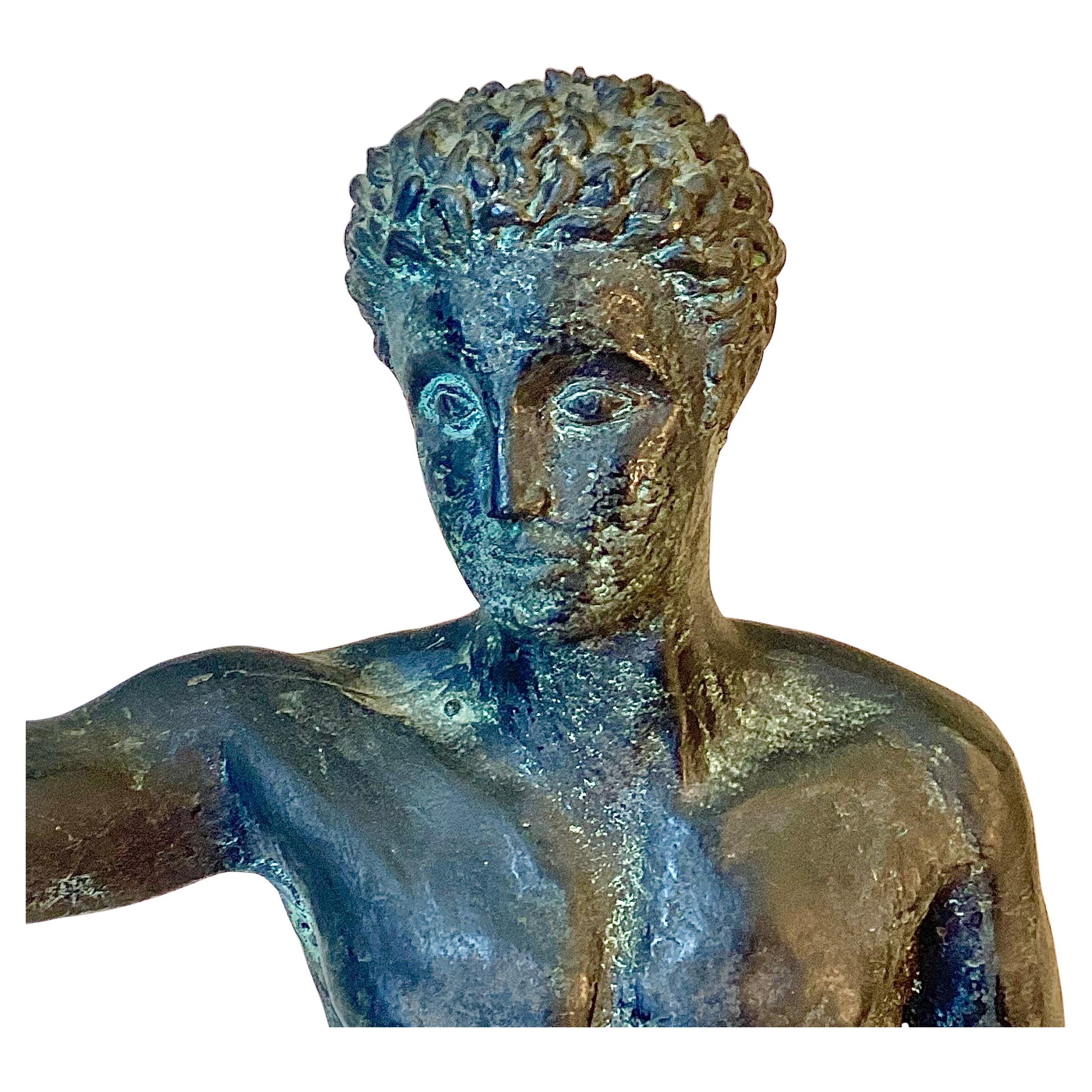 L'originale Giovinezza di Anitkythera, nota anche come Efebo, fu scoperta in un naufragio nel 1900 al largo dell'isola greca di Antikythera, risale al 340 a.C. e ora si trova nel Museo Archeologico Nazionale di Atene. Si tratta di una bella copia