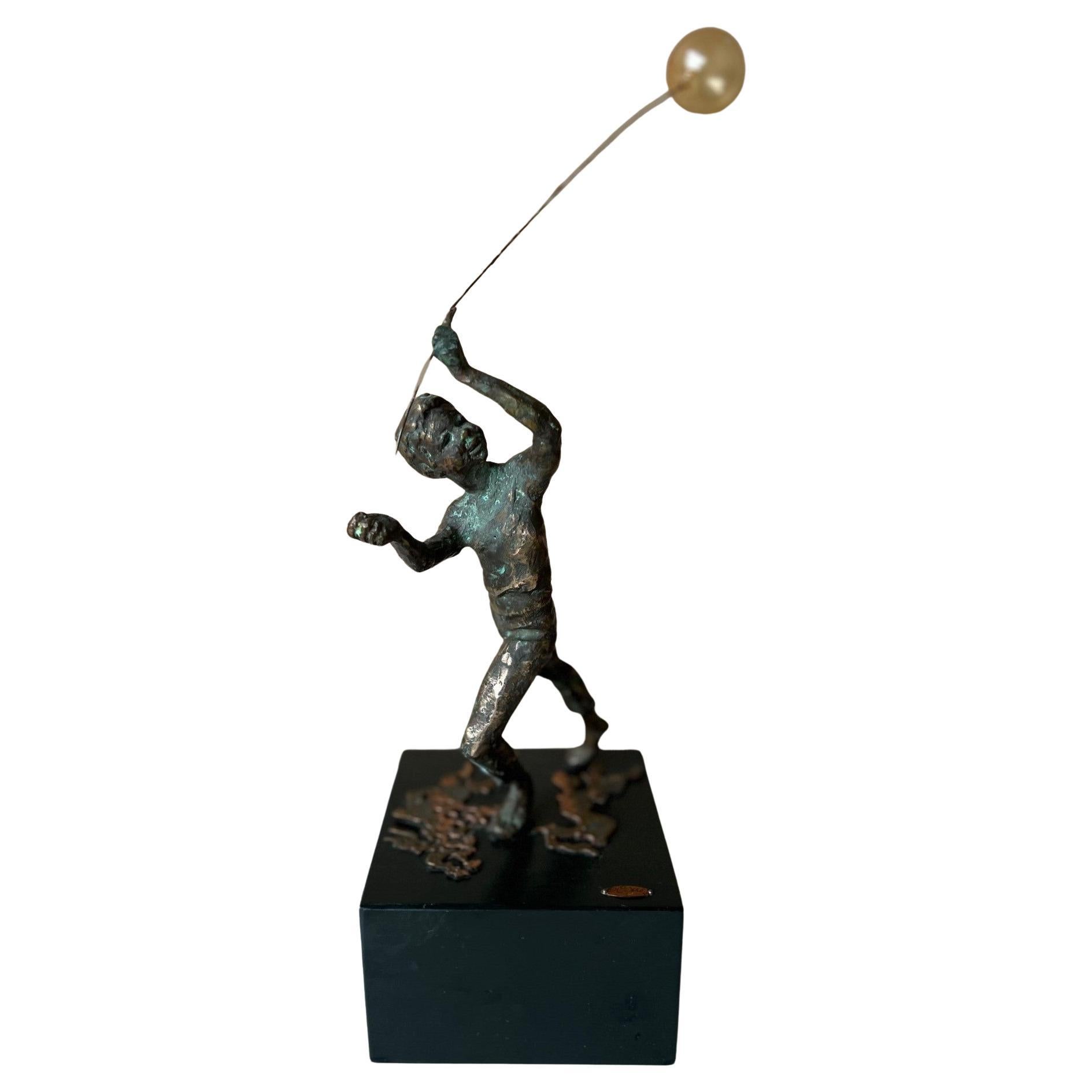 Escultura de bronce de niño con globo de cristal de Curtis Jere, hacia 1967