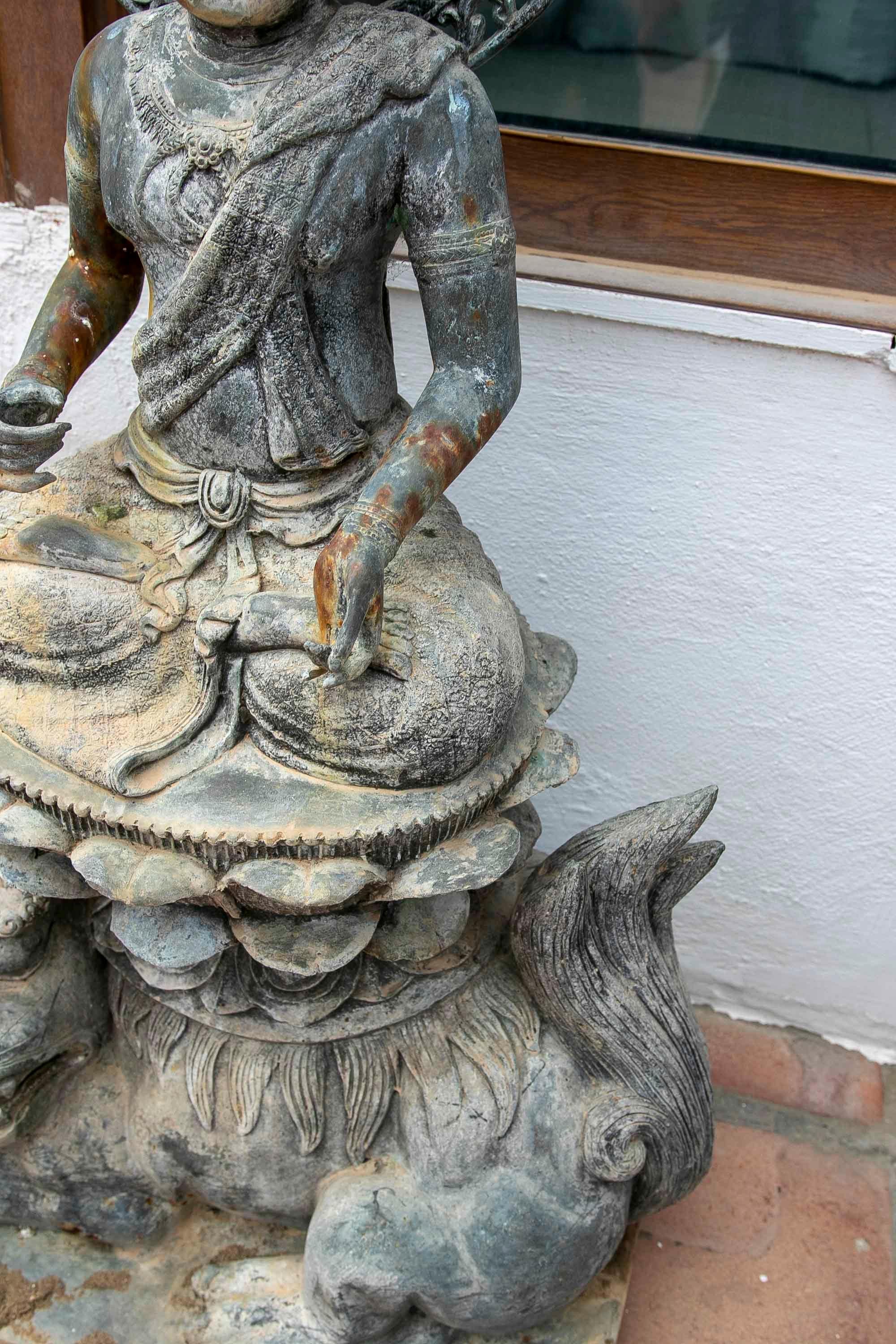 Sculpture en bronze de Bouddha sur lion Fu en vente 6