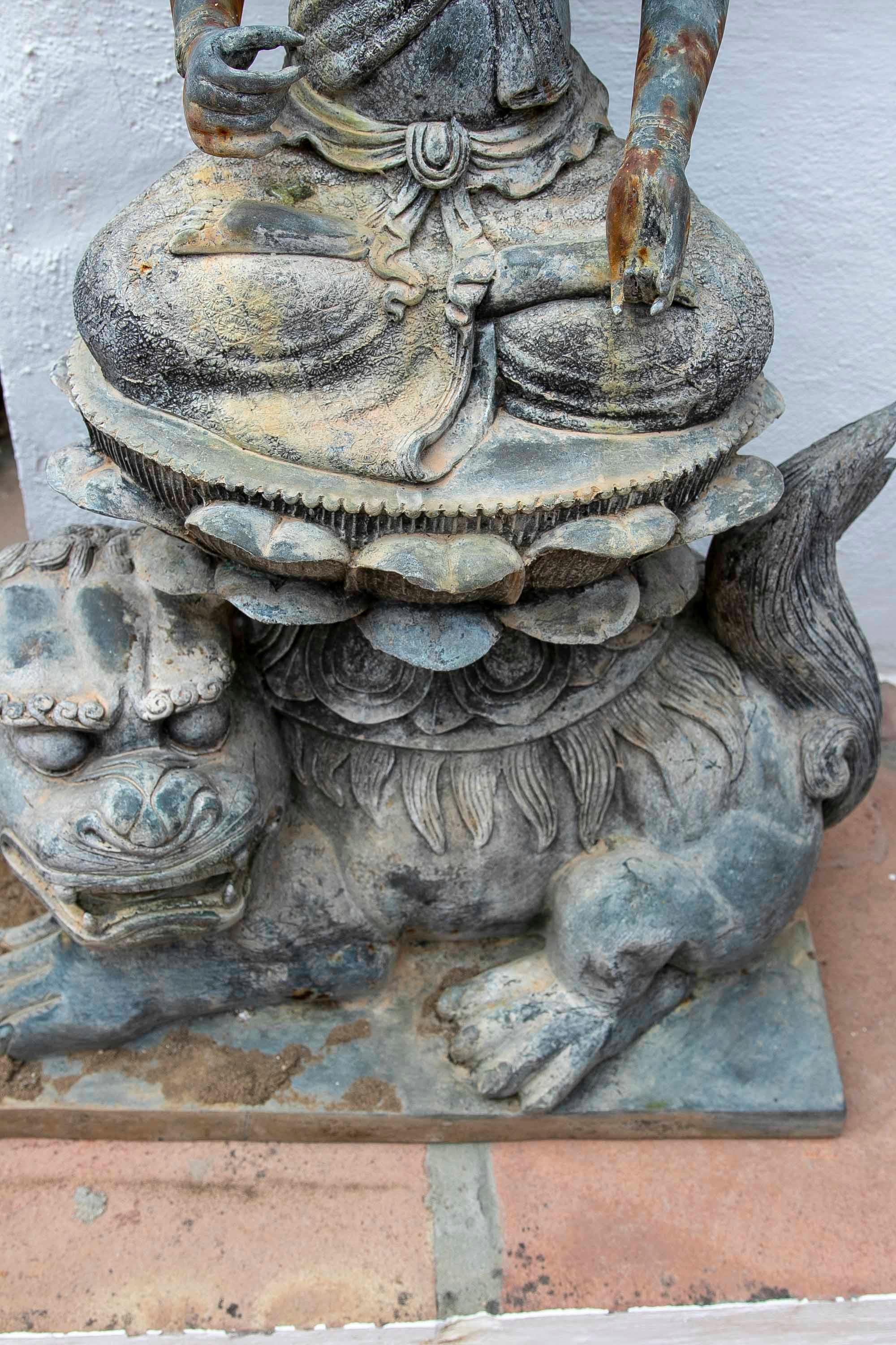 Sculpture en bronze de Bouddha sur lion Fu en vente 8