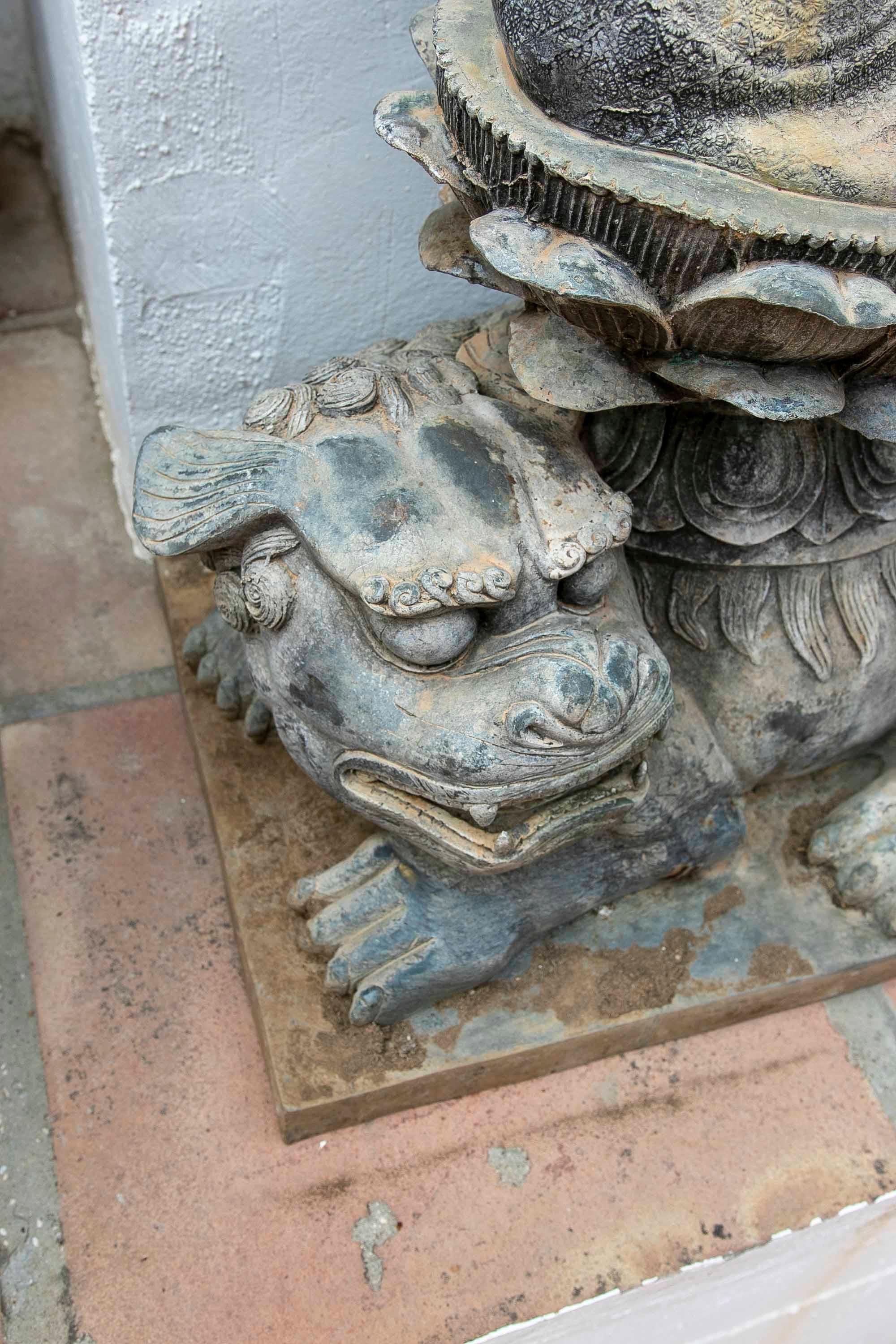 Scultura in bronzo di Buddha su Leone Fu in vendita 9