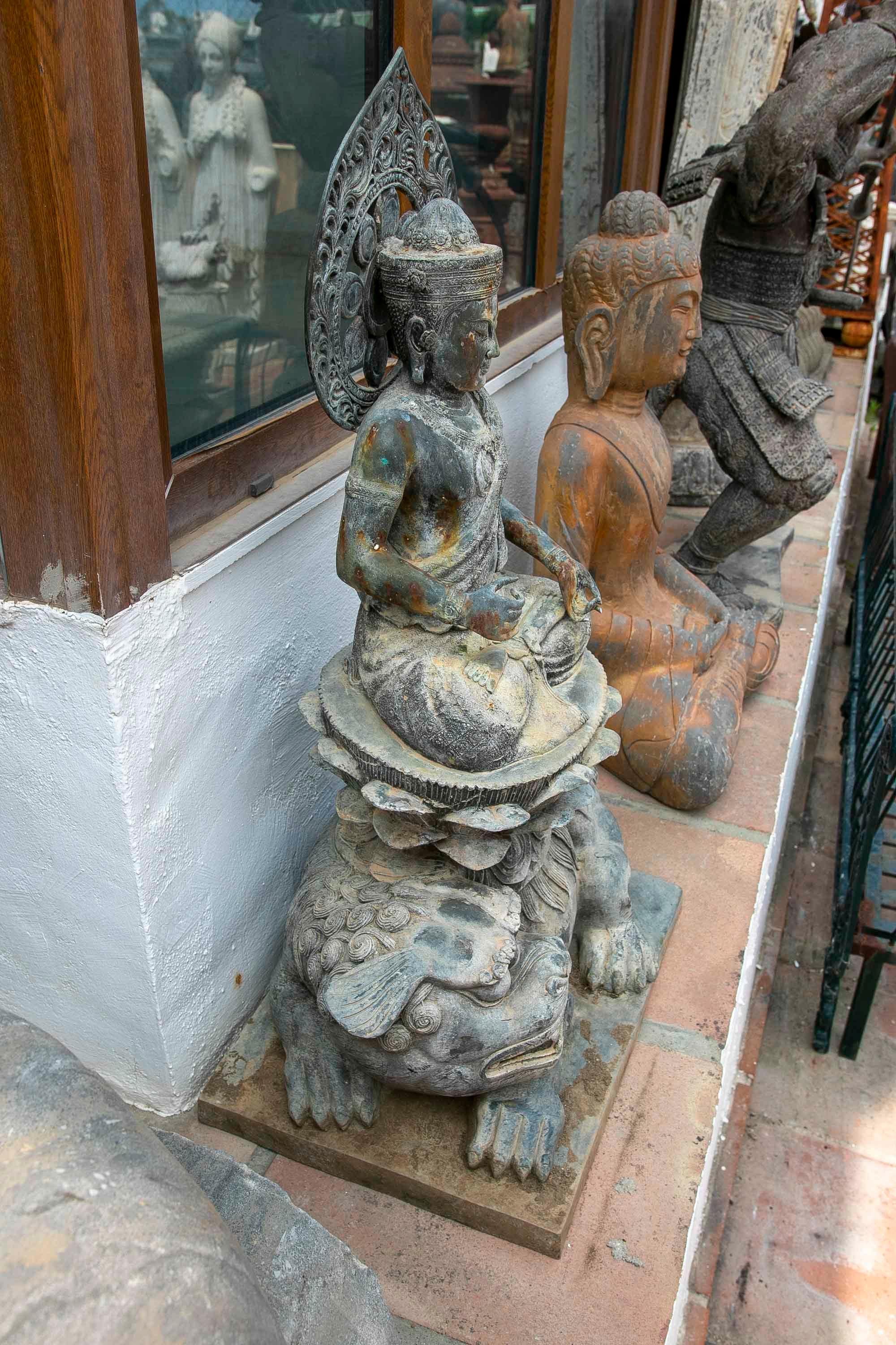 Sculpture en bronze de Bouddha sur lion Fu en vente 10