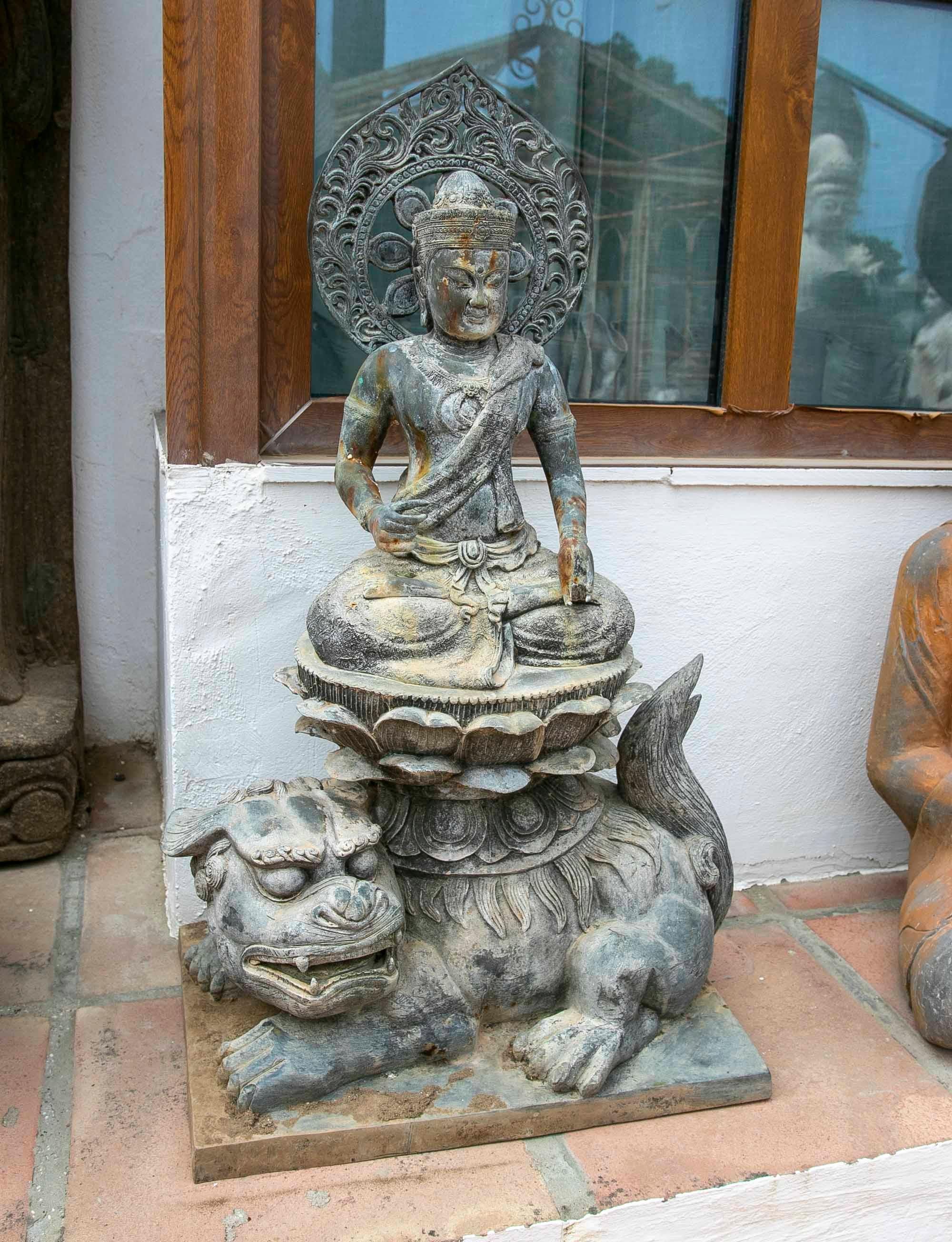 Asiatique Sculpture en bronze de Bouddha sur lion Fu en vente