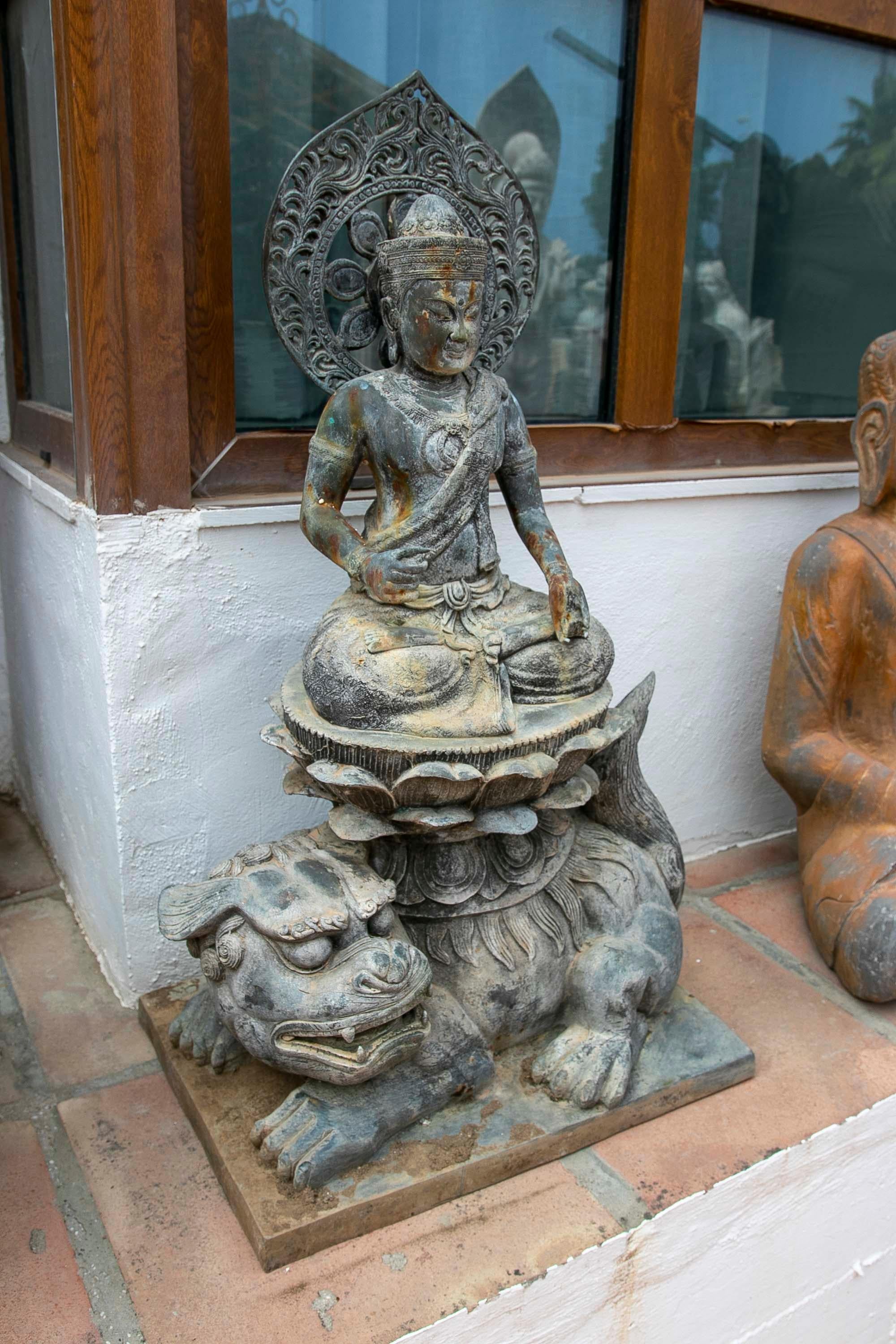Sculpture en bronze de Bouddha sur lion Fu Bon état - En vente à Marbella, ES