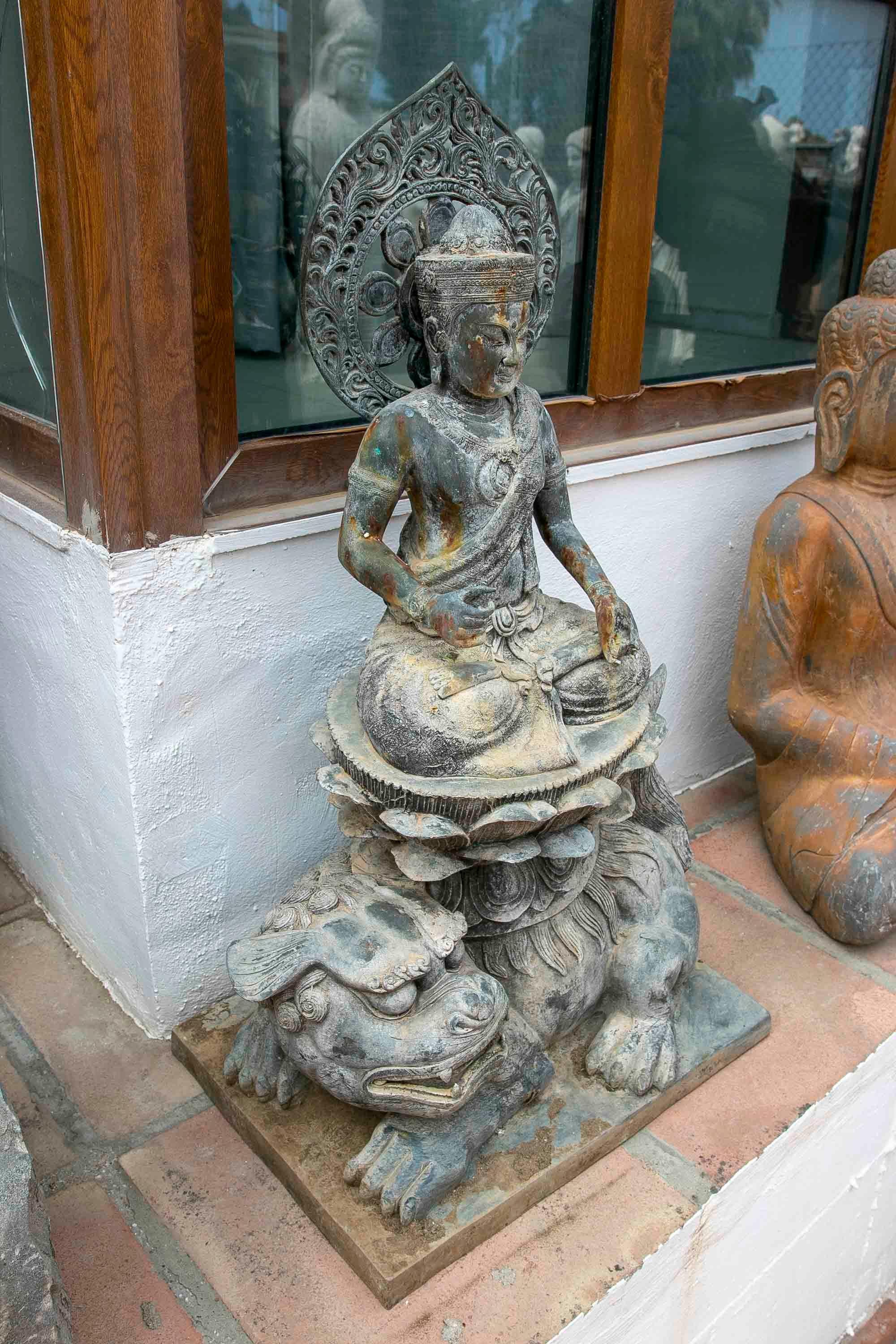 20ième siècle Sculpture en bronze de Bouddha sur lion Fu en vente