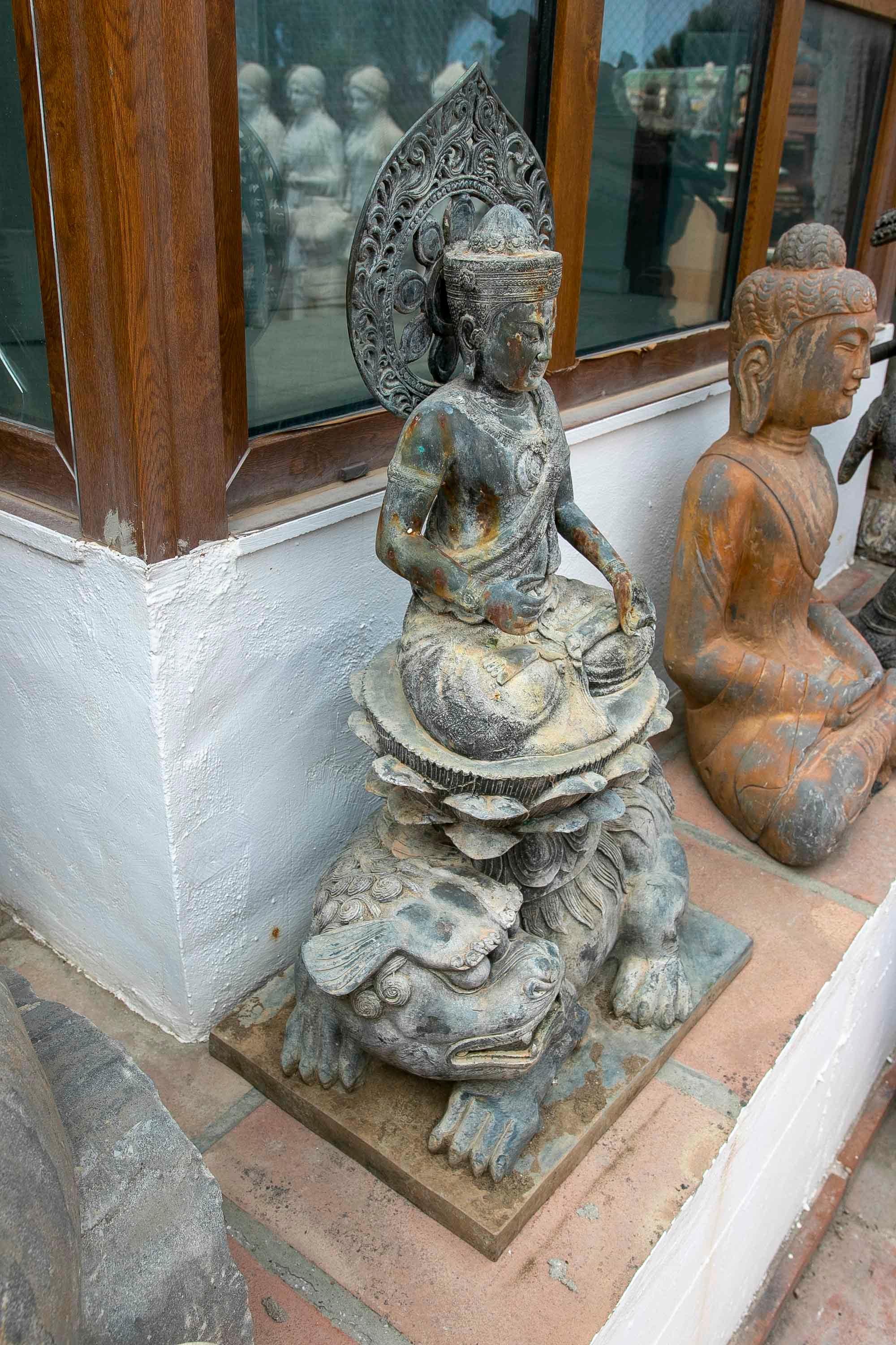Bronze Sculpture en bronze de Bouddha sur lion Fu en vente