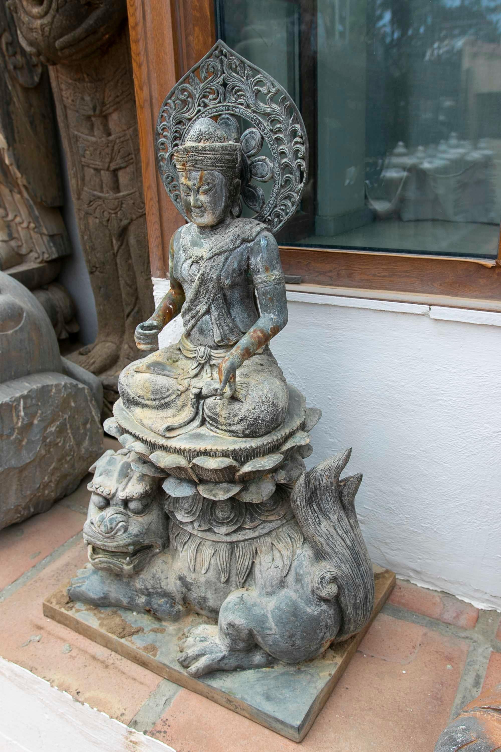 Sculpture en bronze de Bouddha sur lion Fu en vente 1
