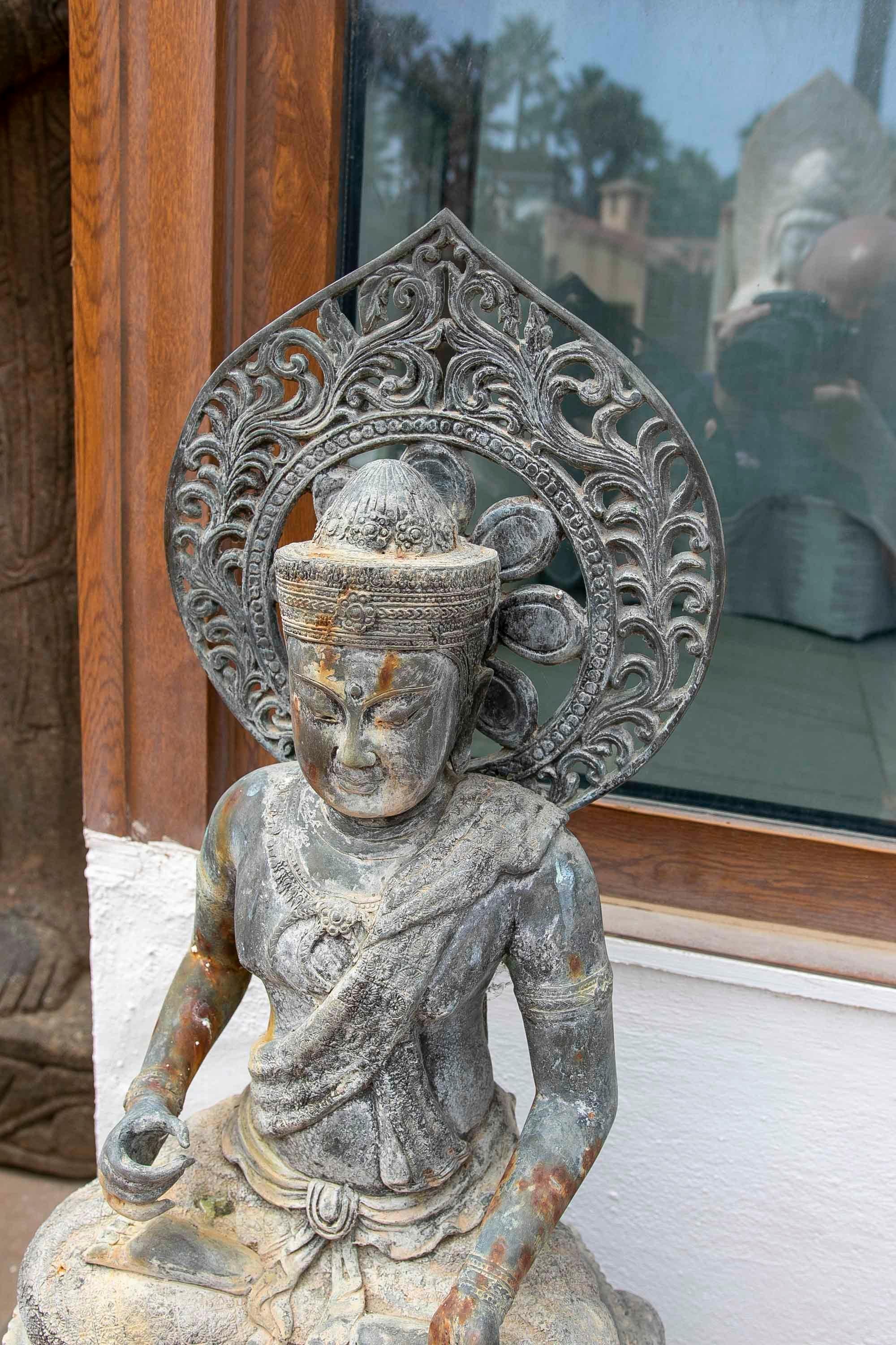 Sculpture en bronze de Bouddha sur lion Fu en vente 2