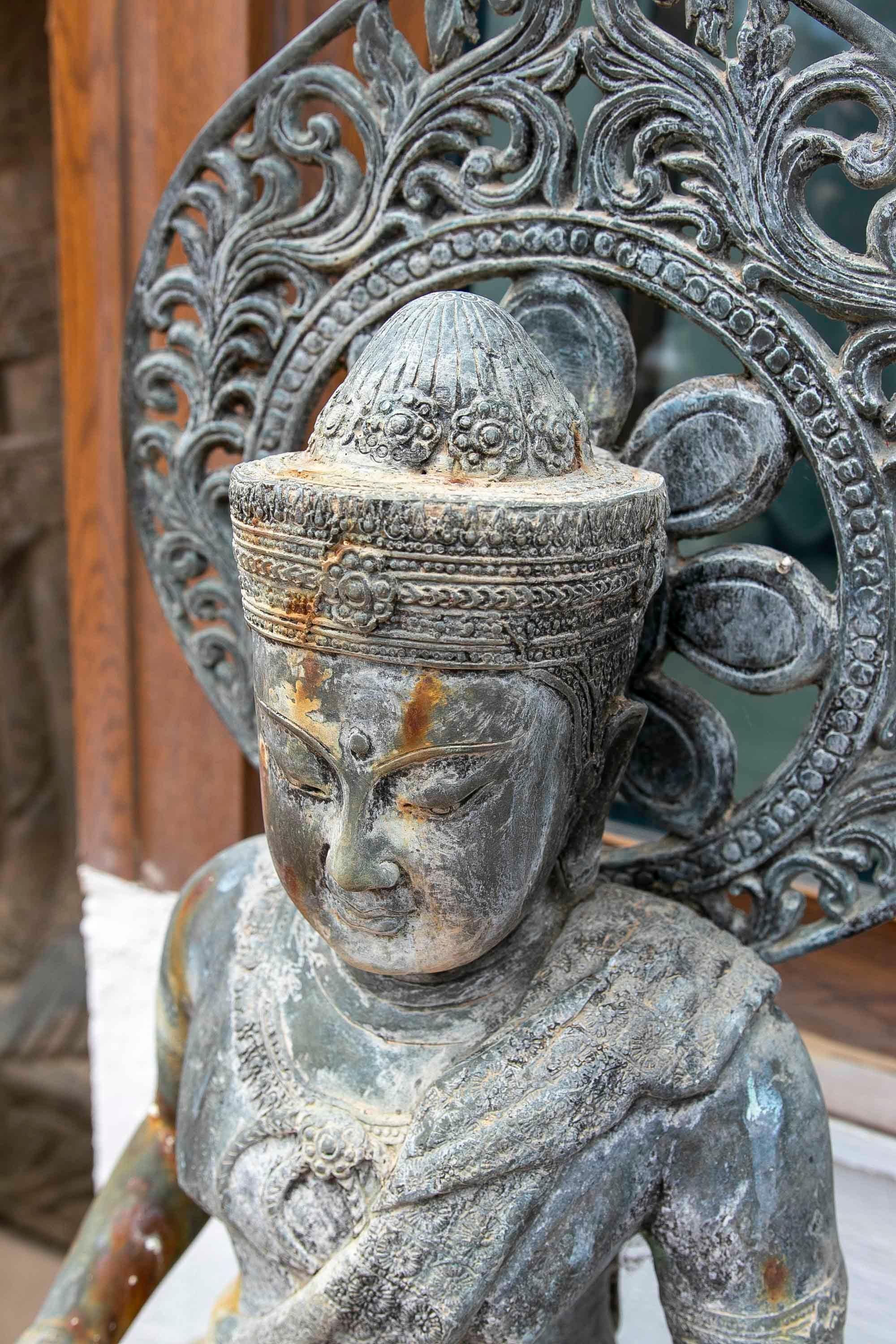 Sculpture en bronze de Bouddha sur lion Fu en vente 3