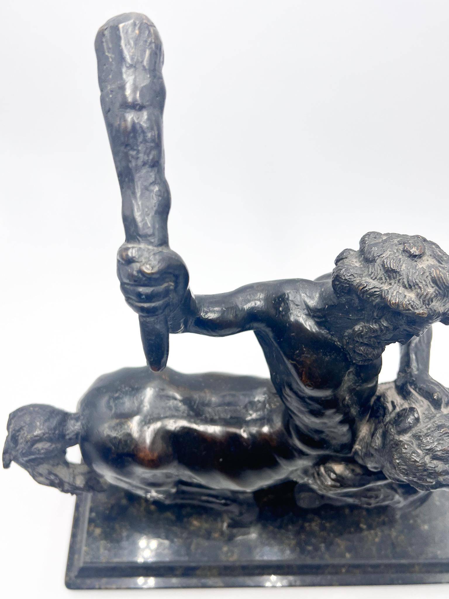 Sculpture en bronze d'un Centaure combattant avec un lion avec base en marbre, datant de 1800 en vente 3