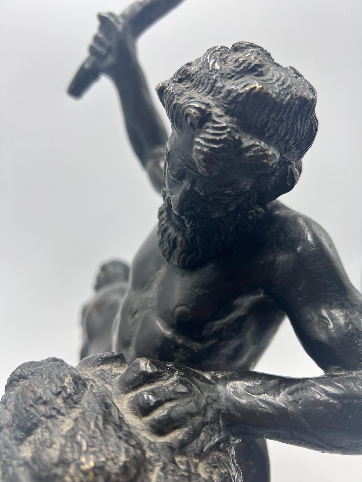 Sculpture en bronze d'un Centaure combattant avec un lion avec base en marbre, datant de 1800 en vente 4