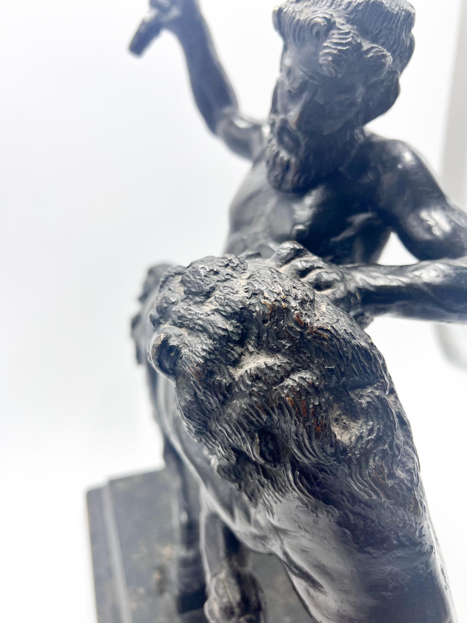 Sculpture en bronze d'un Centaure combattant avec un lion avec base en marbre, datant de 1800 en vente 5