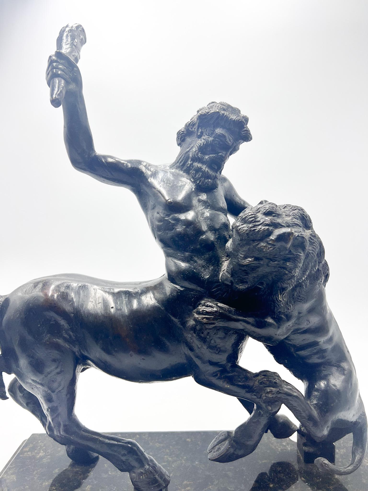 Sculpture en bronze et socle en marbre représentant le combat d'un Centaure avec un lion, réalisée en 1800

Ø cm 48 Ø cm 20 h cm 45

La sculpture n'est pas signée par un artiste, elle représente une scène mythologique de l'un des anciens