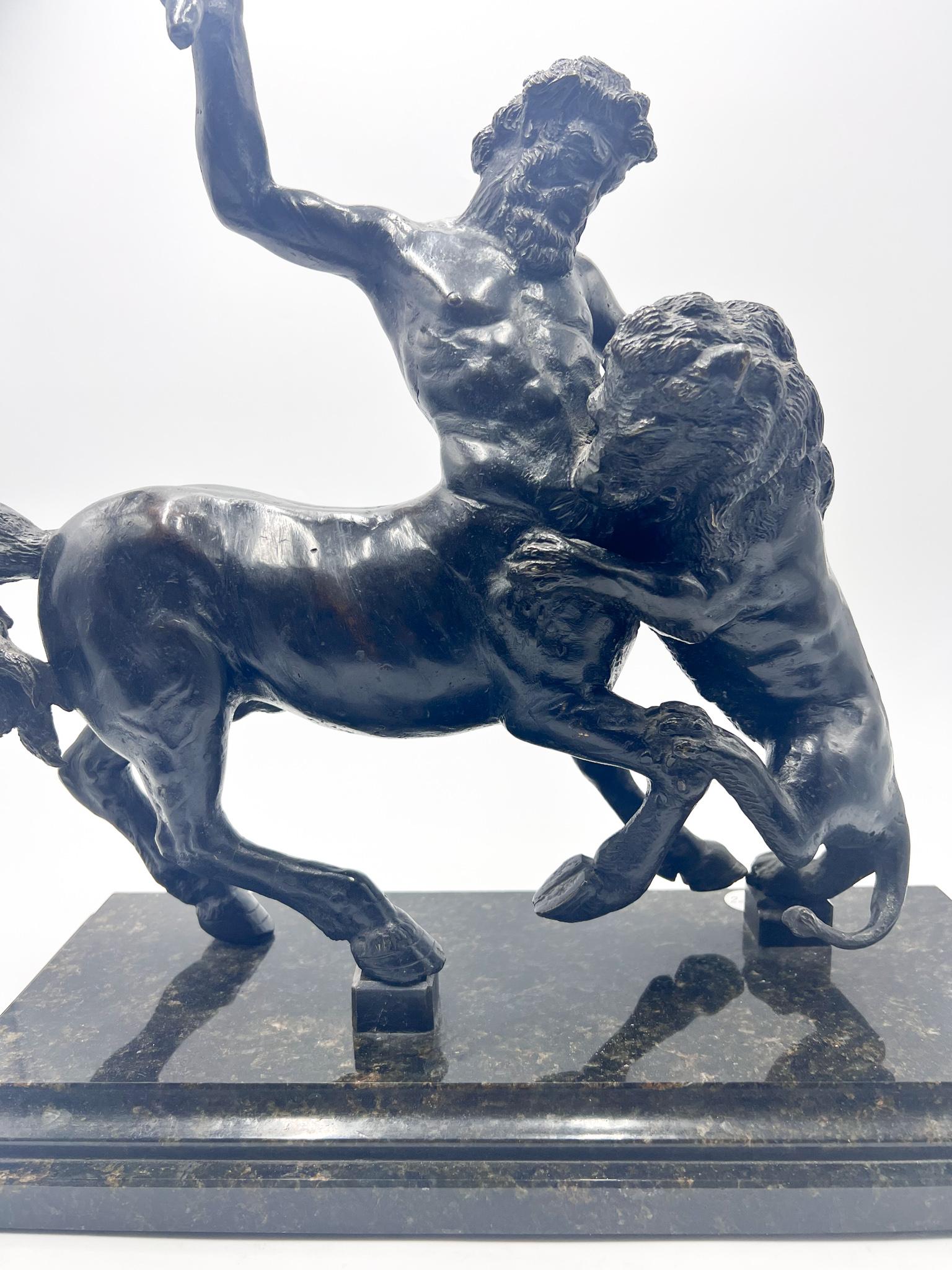 Néoclassique Sculpture en bronze d'un Centaure combattant avec un lion avec base en marbre, datant de 1800 en vente