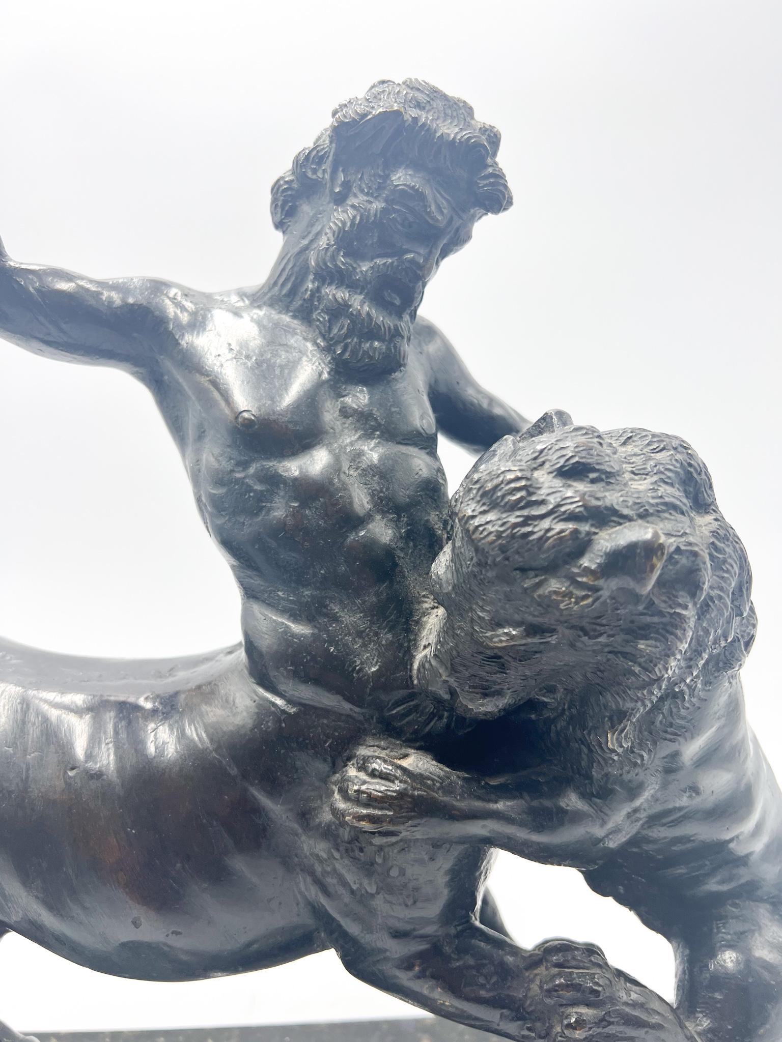 italien Sculpture en bronze d'un Centaure combattant avec un lion avec base en marbre, datant de 1800 en vente