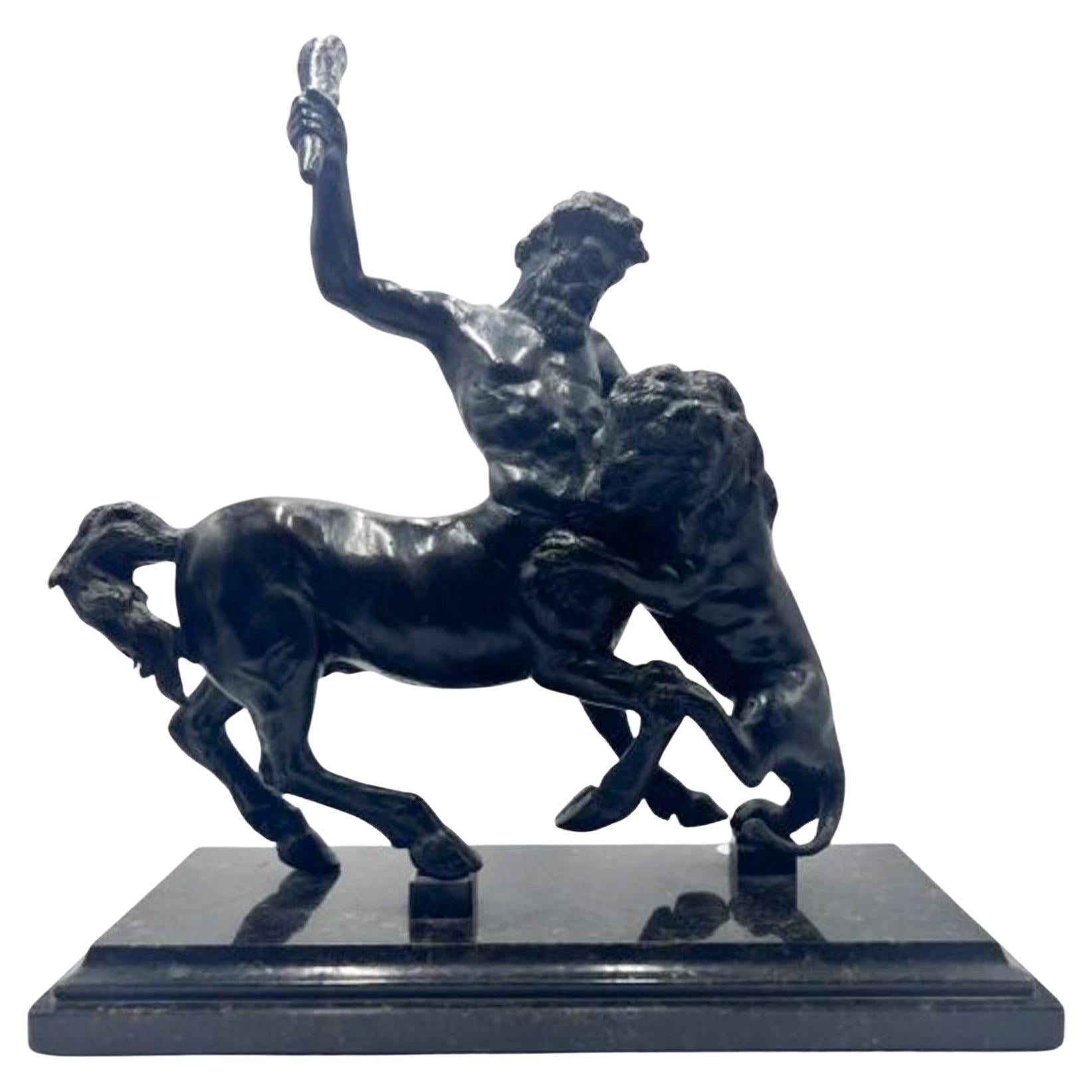 Sculpture en bronze d'un Centaure combattant avec un lion avec base en marbre, datant de 1800 en vente