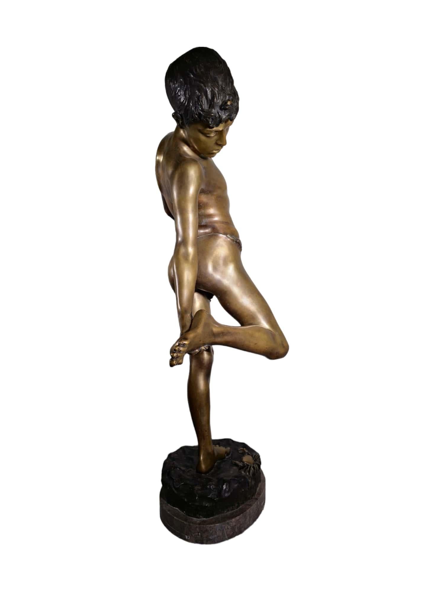 Bronzeskulptur eines Kindes aus Bronze - 105 cm im Angebot 9