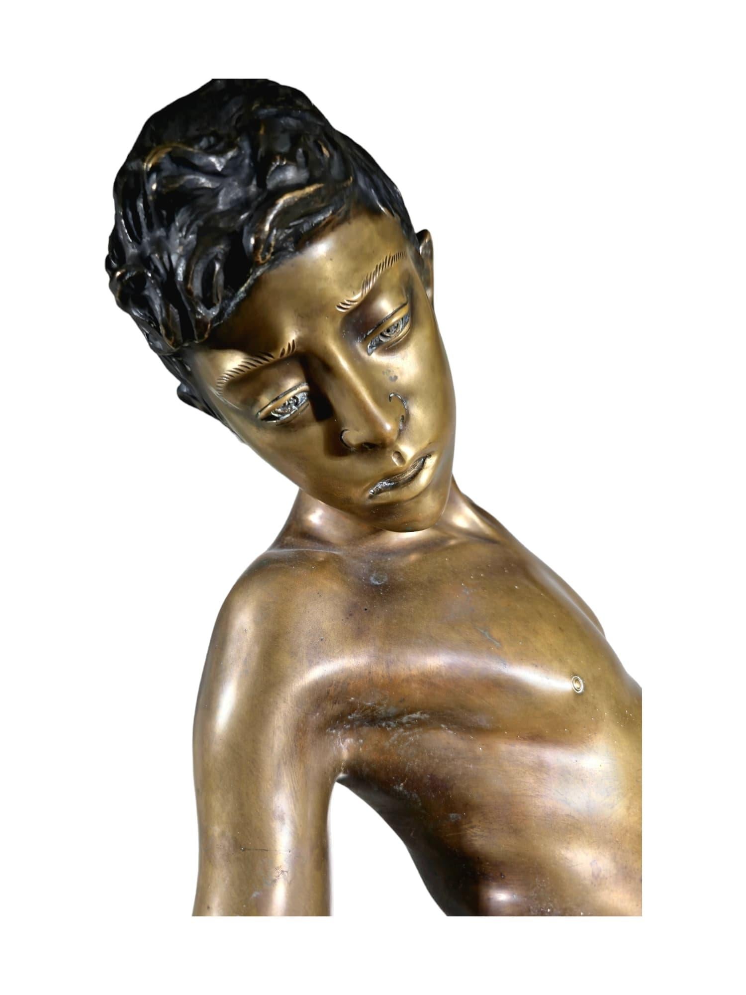 Bronzeskulptur eines Kindes aus Bronze - 105 cm im Angebot 10