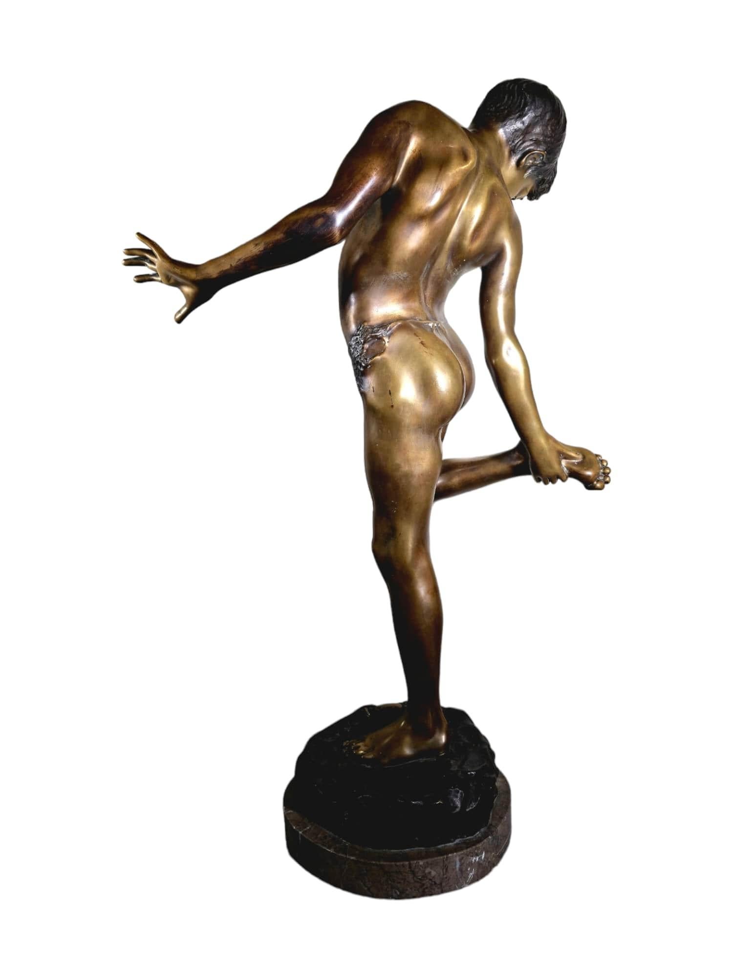 Bronzeskulptur eines Kindes aus Bronze - 105 cm im Angebot 11