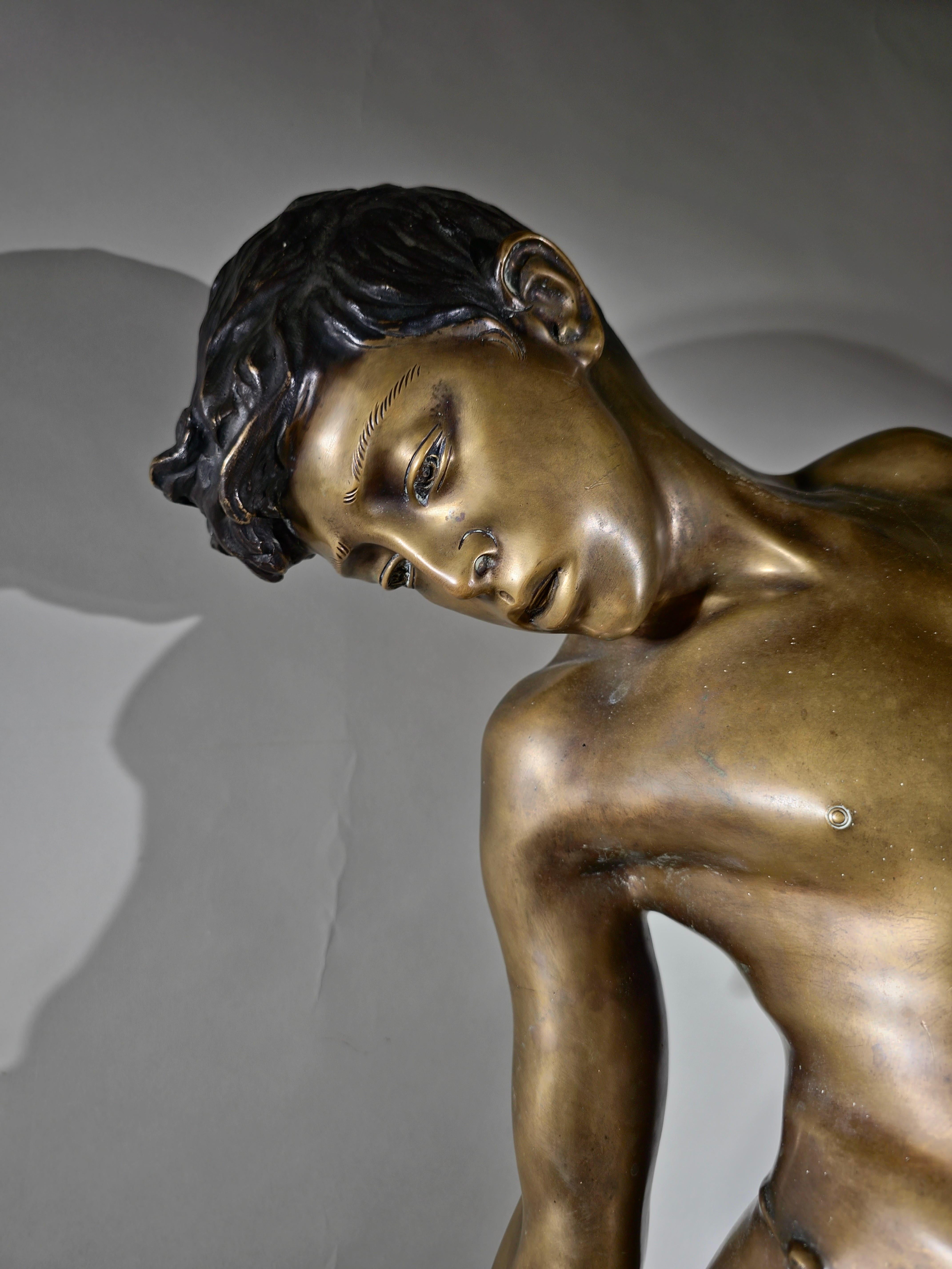 Diese beeindruckende Bronzeskulptur zeigt ein Kind, das von einer Krabbe gebissen wurde, und fängt einen dramatischen und emotionalen Moment ein. Dieses von dem berühmten Bildhauer Annibale De Lotto (San Vito di Cadore, 1877 - Venedig, 1932)