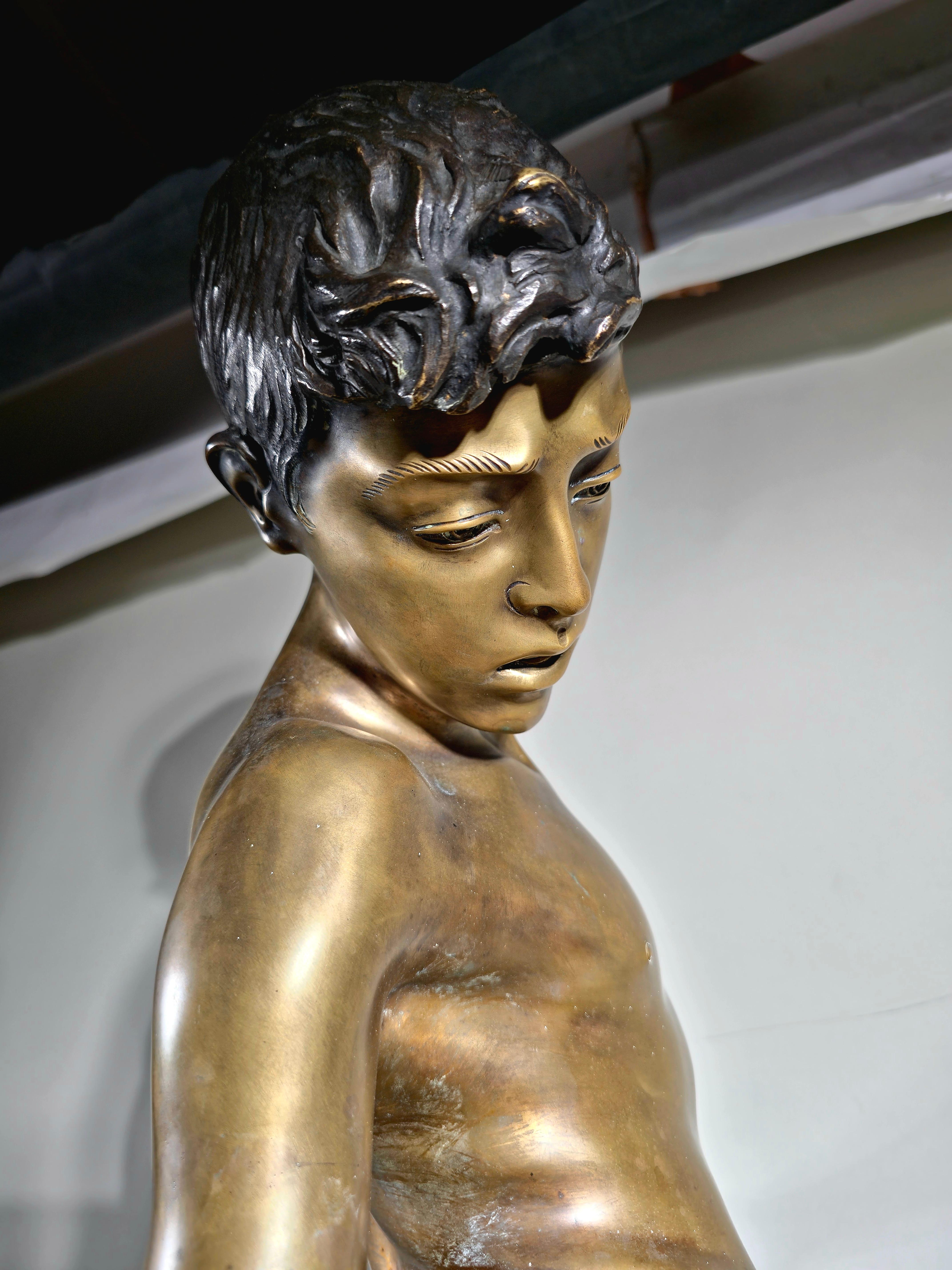 Bronzeskulptur eines Kindes aus Bronze - 105 cm im Angebot 2