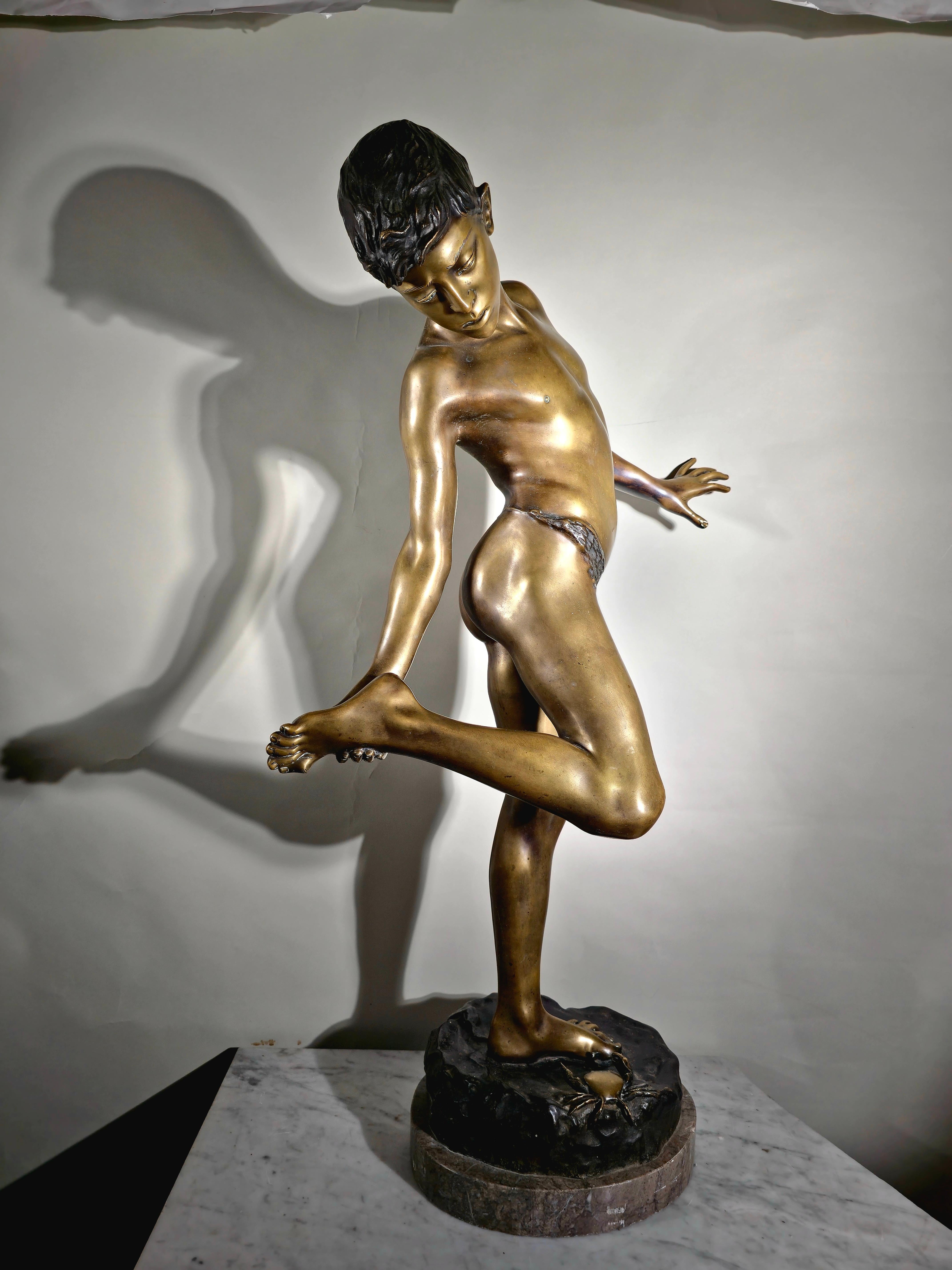 Bronzeskulptur eines Kindes aus Bronze - 105 cm im Angebot 3