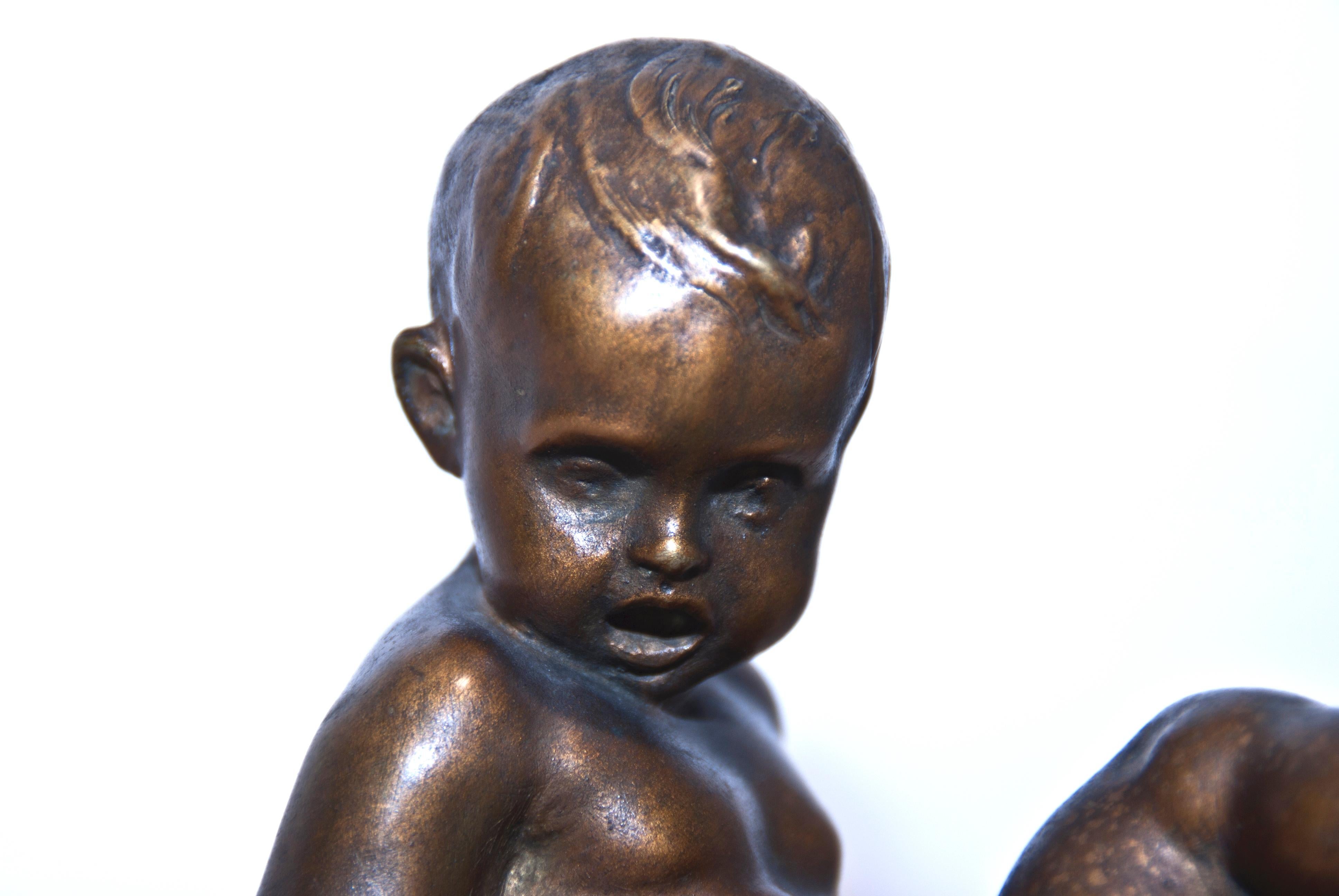 Sculpture en bronze d'un enfant avec un ours en peluche et un sauterelle par Pietro Piraino Bon état - En vente à Roma, IT