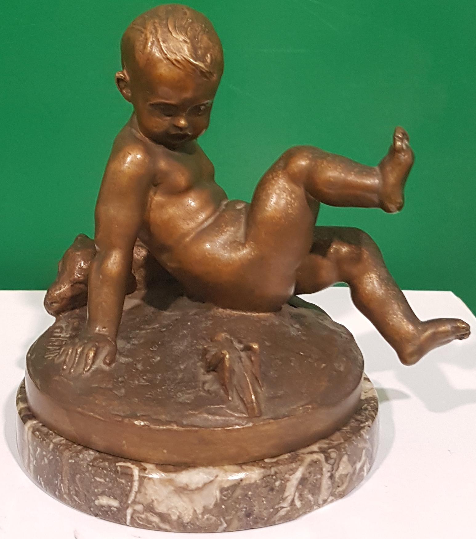 20ième siècle Sculpture en bronze d'un enfant avec un ours en peluche et un sauterelle par Pietro Piraino en vente