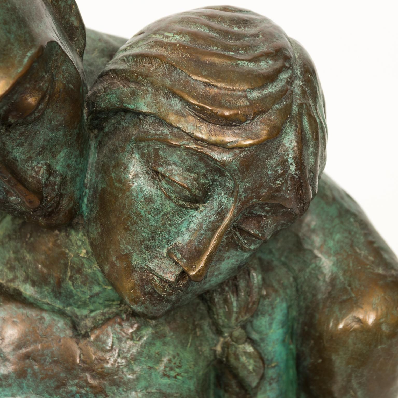 Bronzeskulptur:: die ein sich umarmendes Paar darstellt:: von dem bekannten zeitgenössischen Künstler Yuroz. Datiert 1999 Nr. 29:: Ende des 20. Jahrhunderts 
 