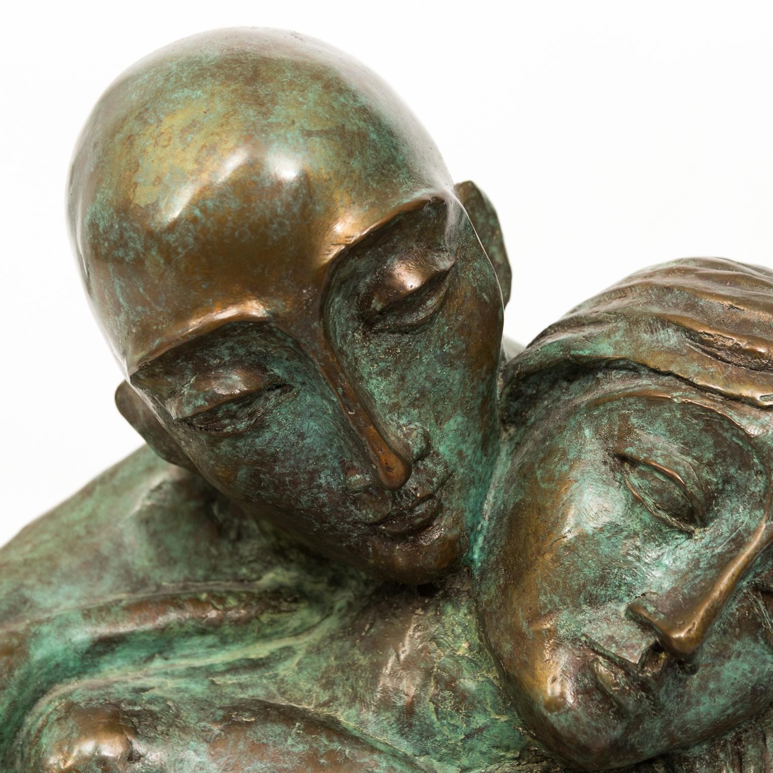 Bronzeskulptur eines sich umarmenden Paares von Yuroz Signiert und nummeriert im Zustand „Gut“ in Stamford, CT