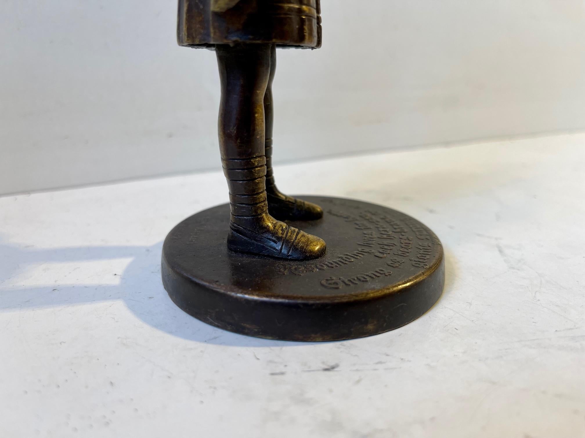 Sculpture en bronze d'Edward Aagaard représentant un Viking jouant de la loupe en lur, années 1950 en vente 2