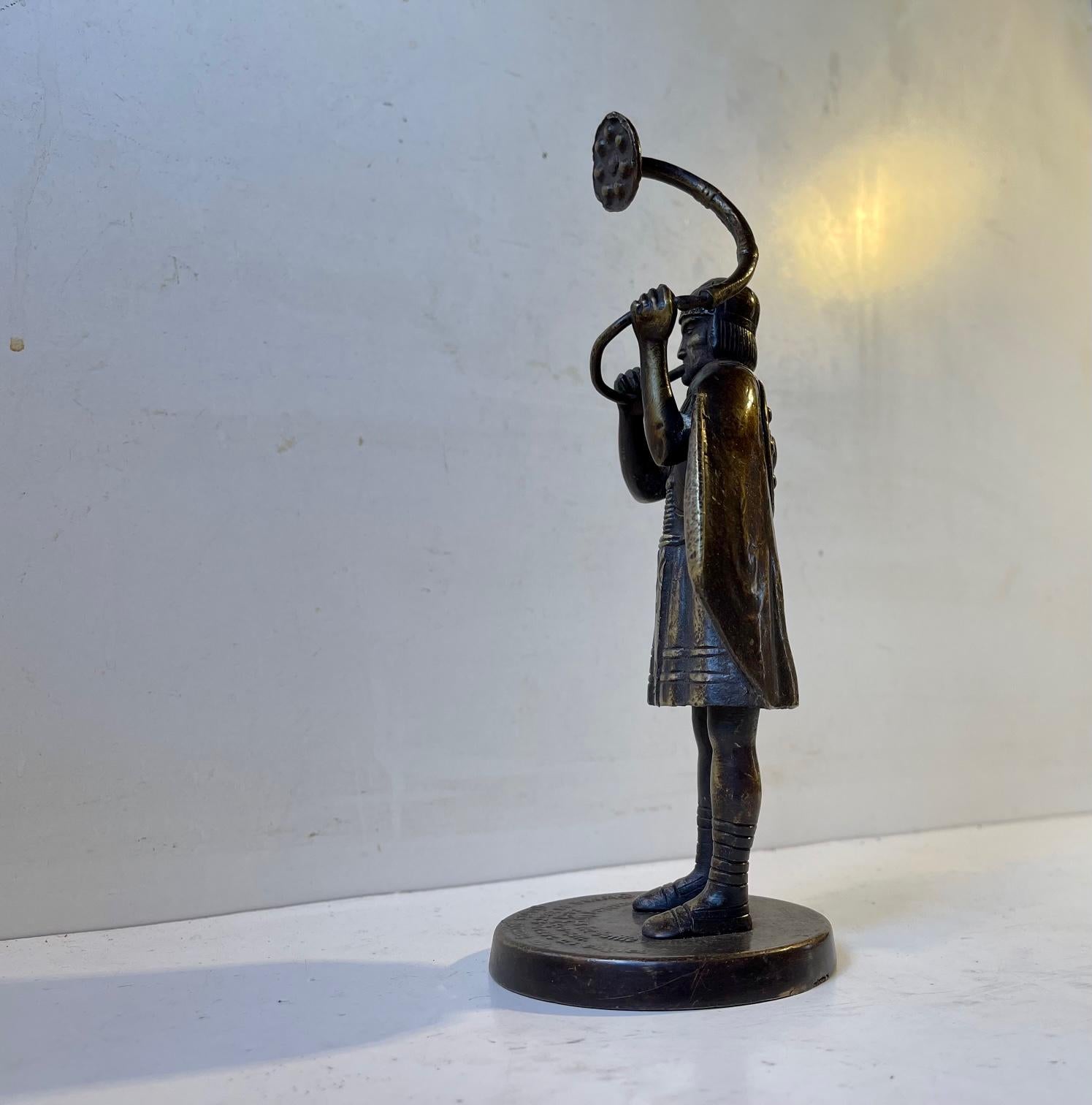 Sculpture en bronze d'Edward Aagaard représentant un Viking jouant de la loupe en lur, années 1950 Bon état - En vente à Esbjerg, DK