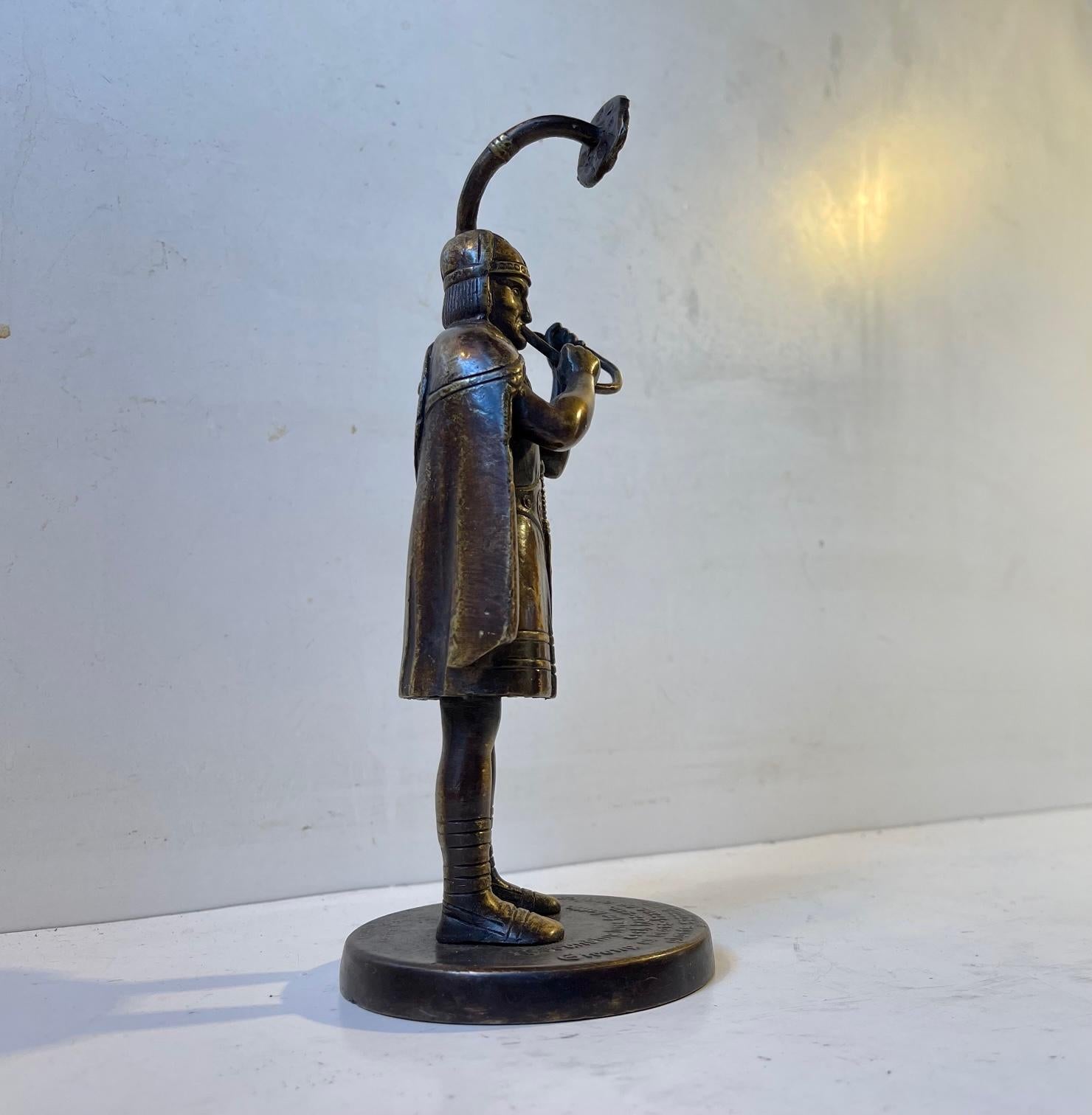 Milieu du XXe siècle Sculpture en bronze d'Edward Aagaard représentant un Viking jouant de la loupe en lur, années 1950 en vente