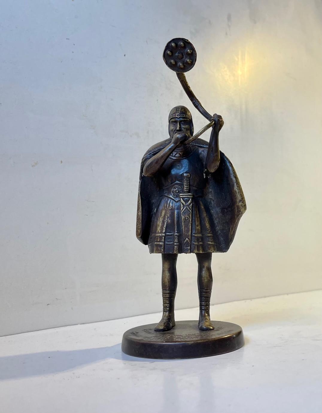 Bronze Sculpture en bronze d'Edward Aagaard représentant un Viking jouant de la loupe en lur, années 1950 en vente