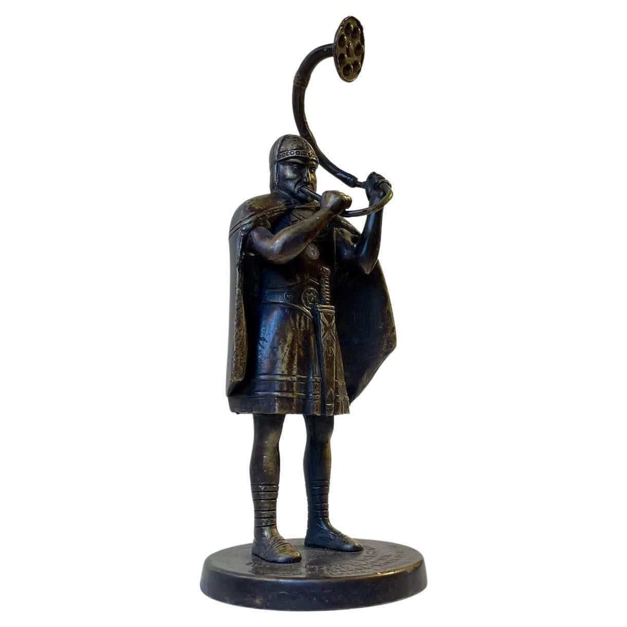 Sculpture en bronze d'Edward Aagaard représentant un Viking jouant de la loupe en lur, années 1950 en vente
