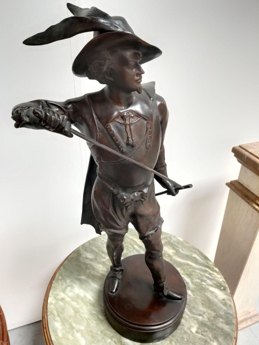 Stately (almost a meter high),
very effective and beautifully ciselure bronze,
showing the figure of a musketeer drawing a weapon,
in period outfit and a parade hat.
A brilliant, realistic portrait.
Signed on base 