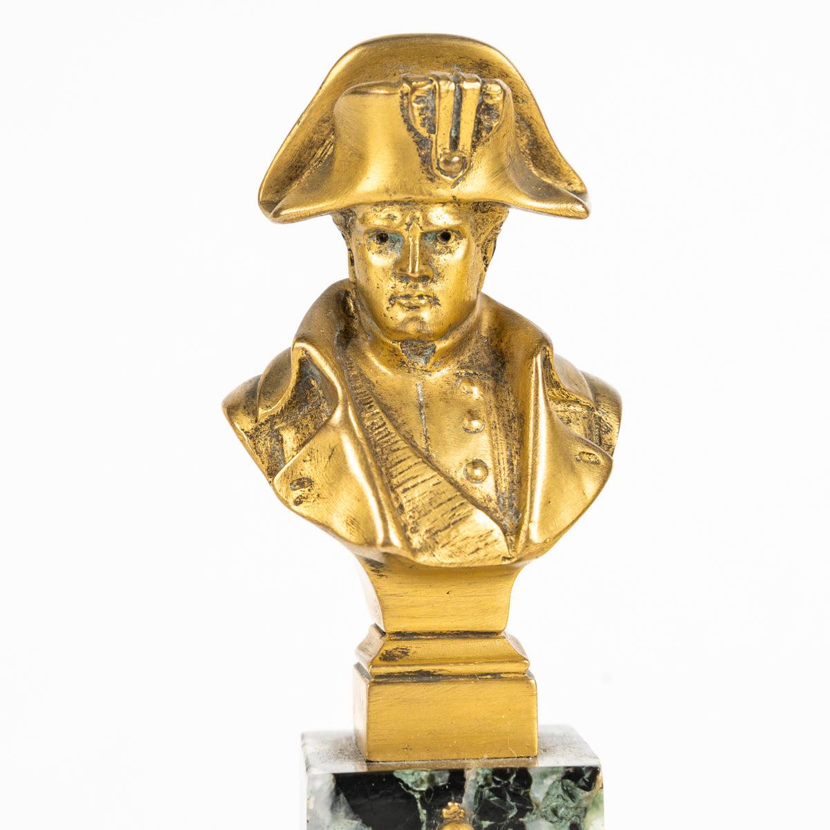 Bronzeskulptur von Napoleon Bonaparte von Emile Pinedo, 19. Jahrhundert, Periode Napoleon III.

Bronzeskulptur von Emile Pinedo aus dem 19. Jahrhundert, Periode Napoleon III, schöne braune Patina, stellt Napoleon Bonaparte dar, Marmorsockel.
H: