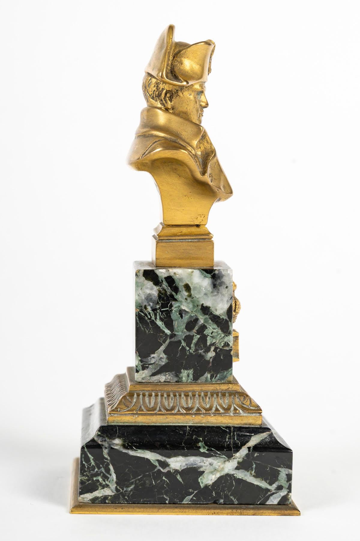 Bronzeskulptur von Napoleon Bonaparte von Emile Pinedo, Napoleon III Periode. (Patiniert) im Angebot
