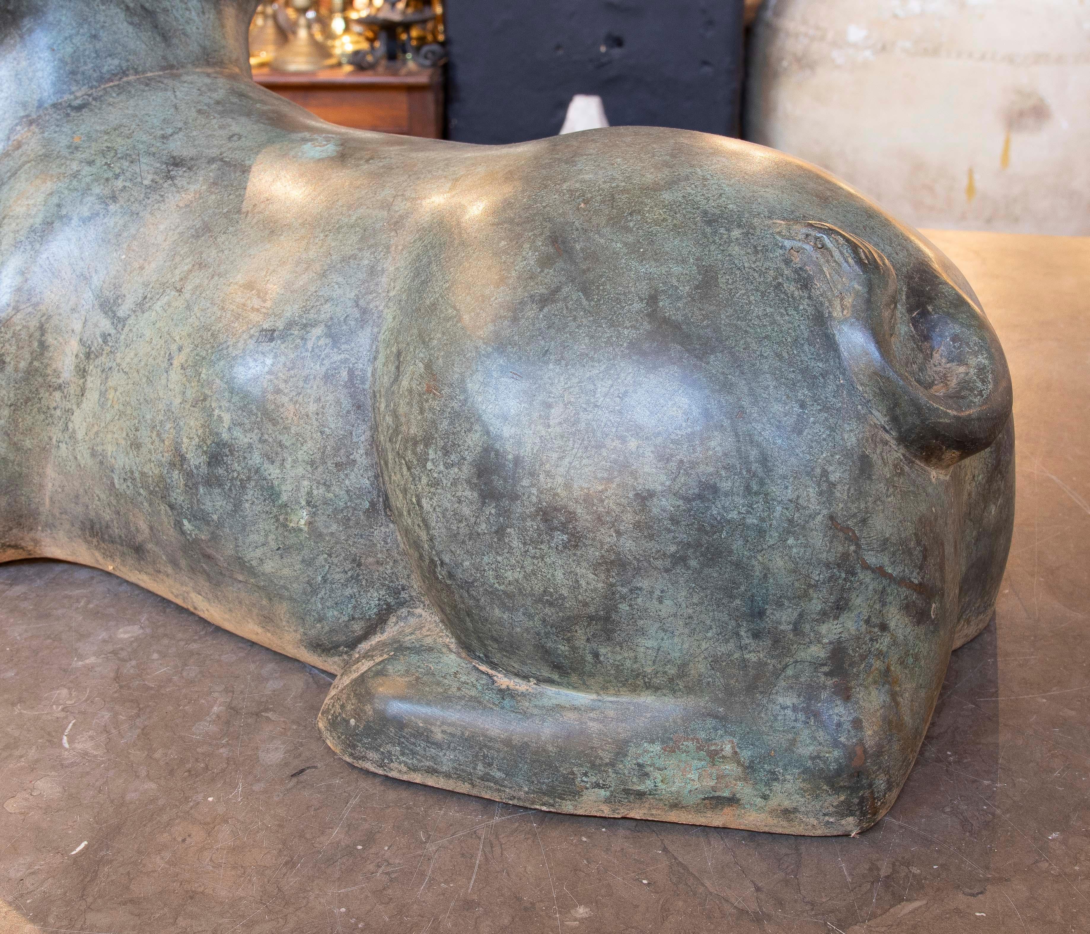 Escultura de Bronce de Lechón Tumbado en Tono Verde en venta 7