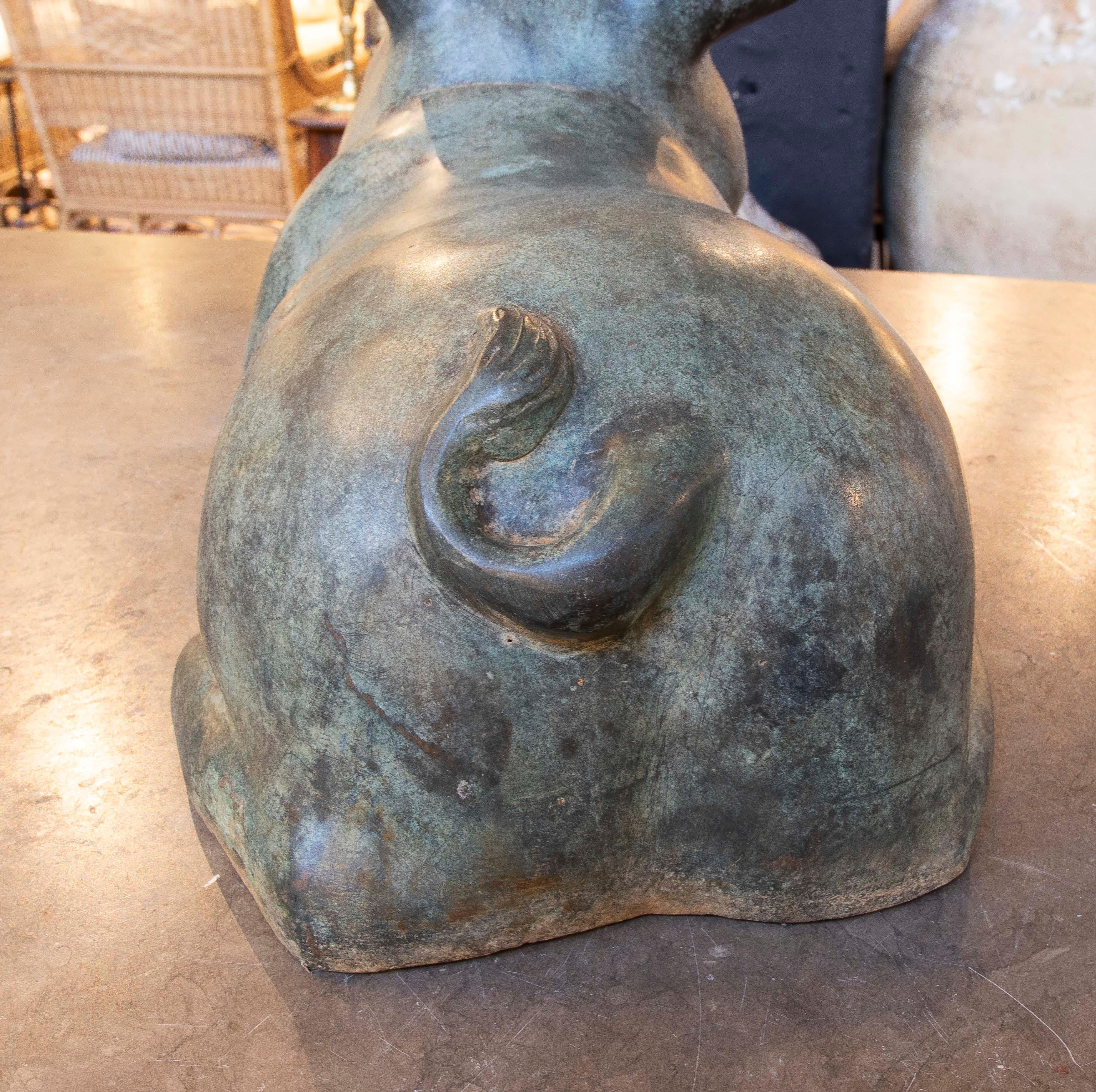 Escultura de Bronce de Lechón Tumbado en Tono Verde en venta 8