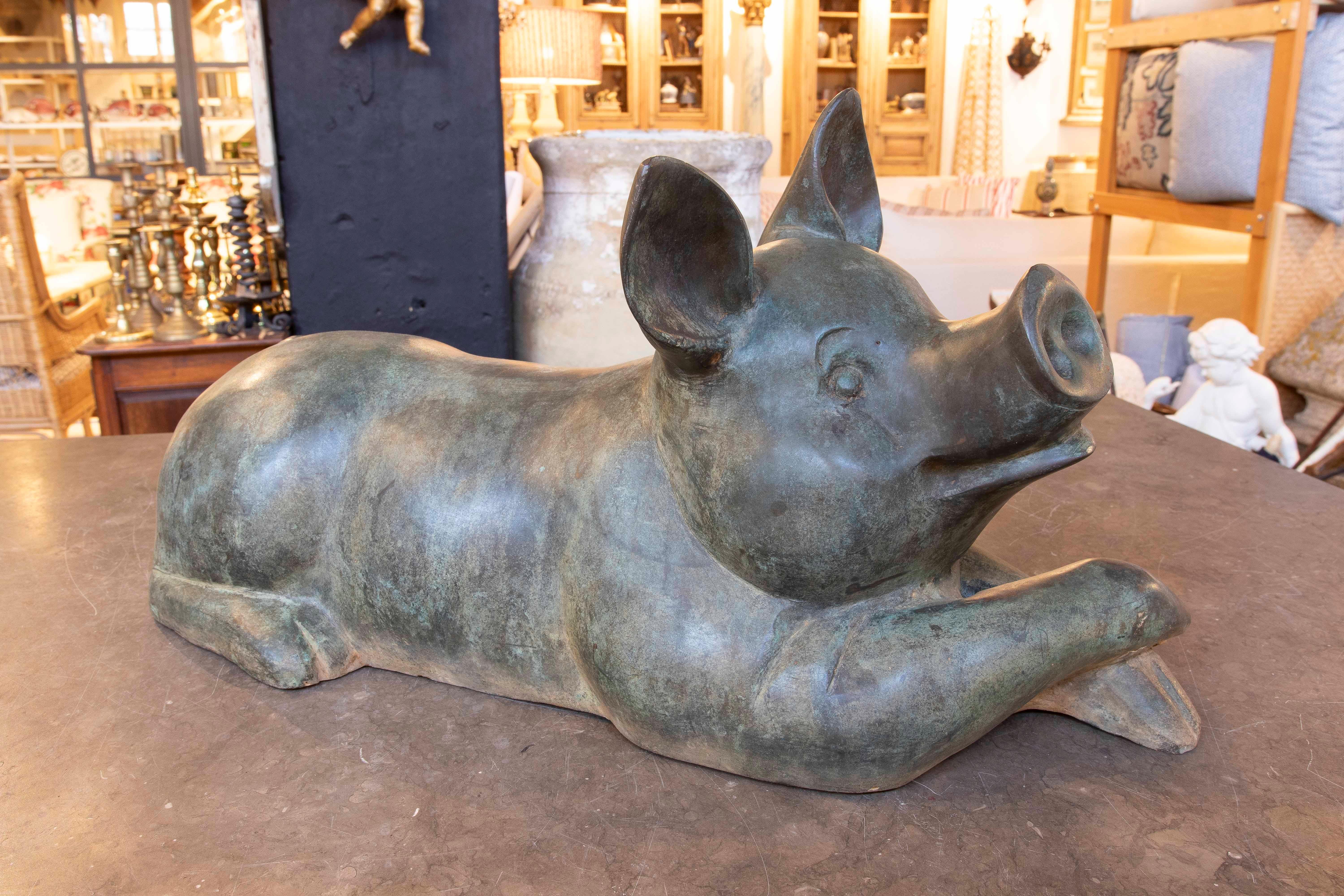 Escultura de Bronce de Lechón Tumbado en Tono Verde en venta 10