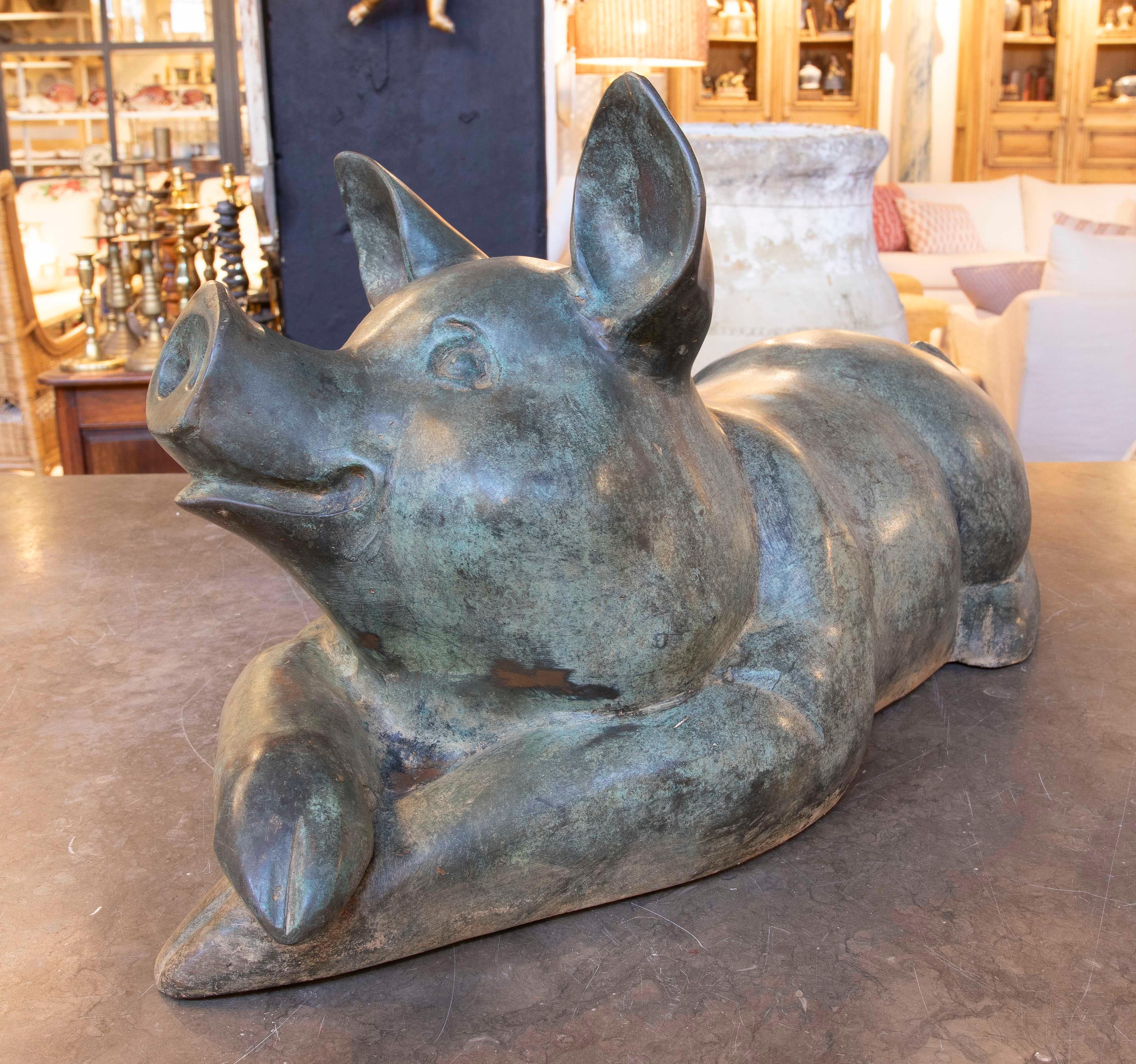 Escultura de Bronce de Lechón Tumbado en Tono Verde Europeo en venta