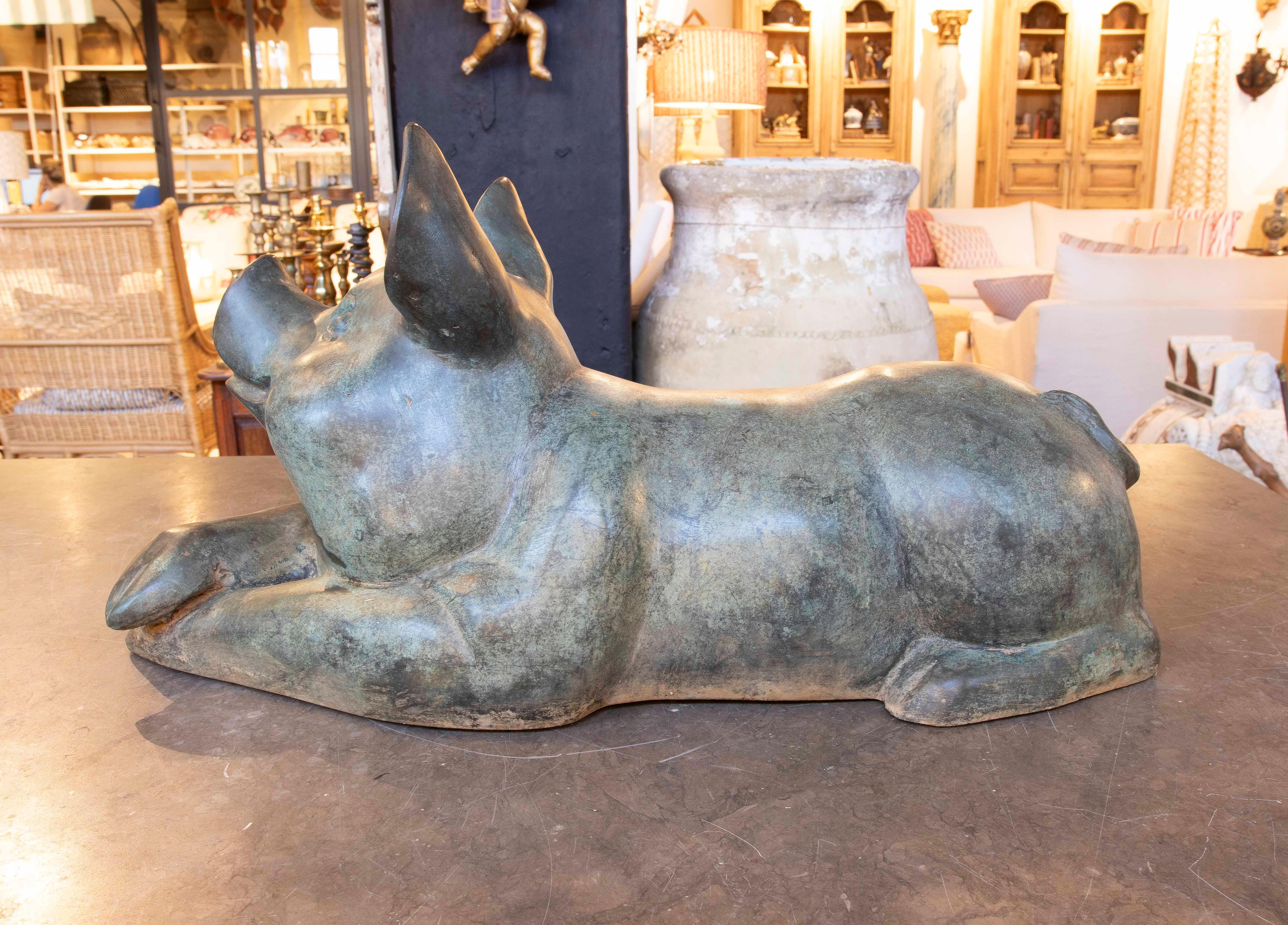 Escultura de Bronce de Lechón Tumbado en Tono Verde en Bueno estado para la venta en Marbella, ES