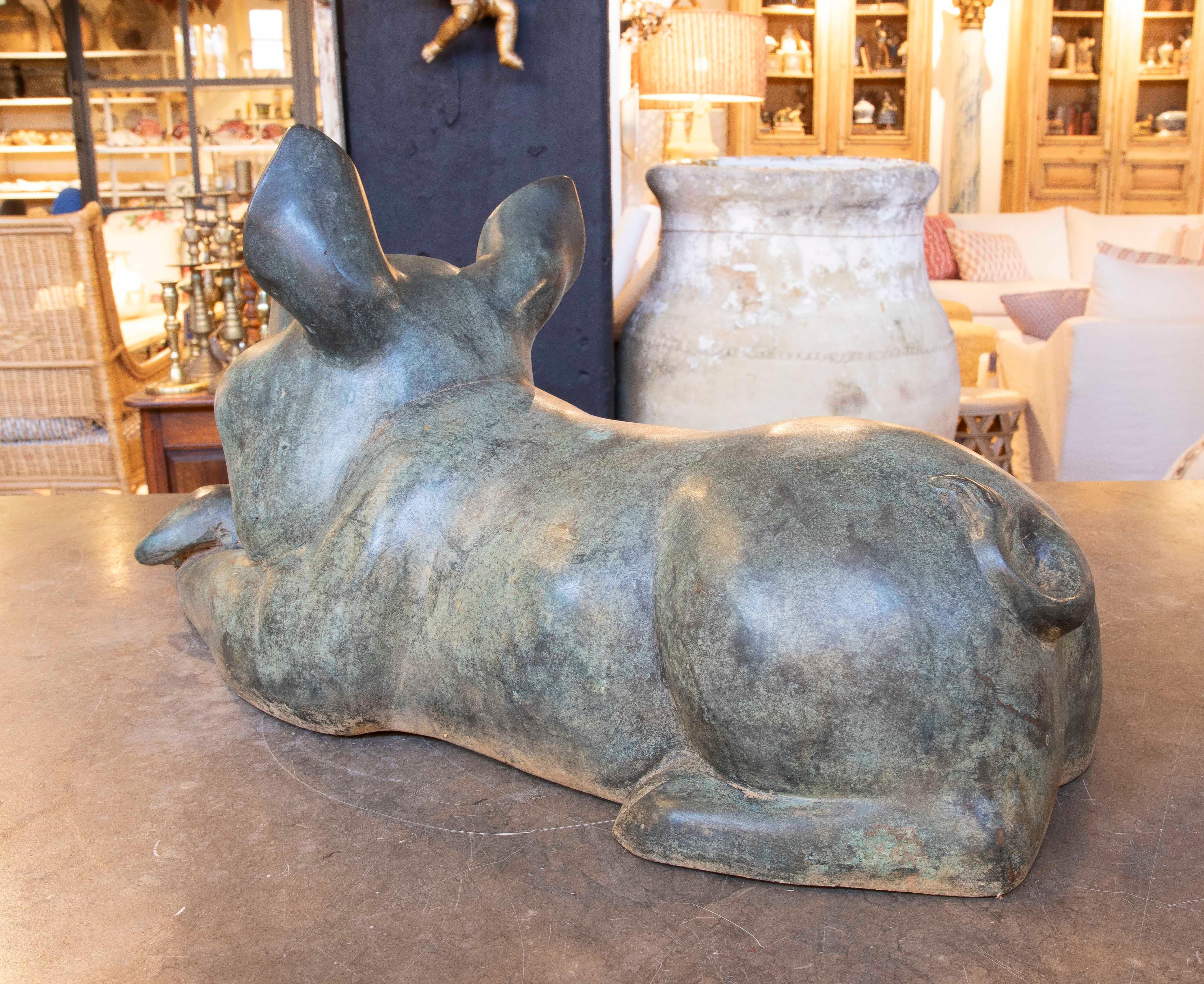 Escultura de Bronce de Lechón Tumbado en Tono Verde siglo XX en venta