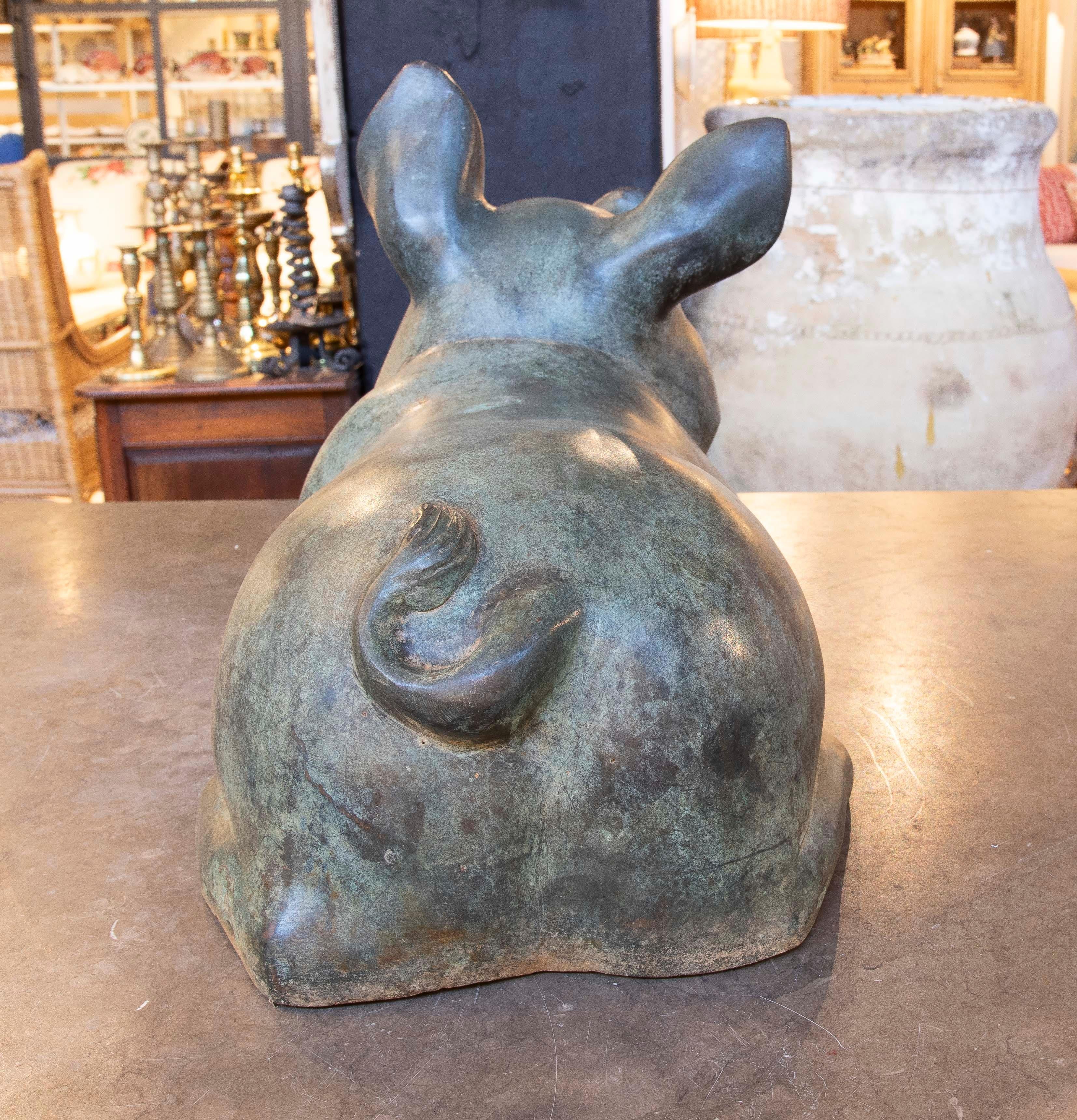 Escultura de Bronce de Lechón Tumbado en Tono Verde en venta 1