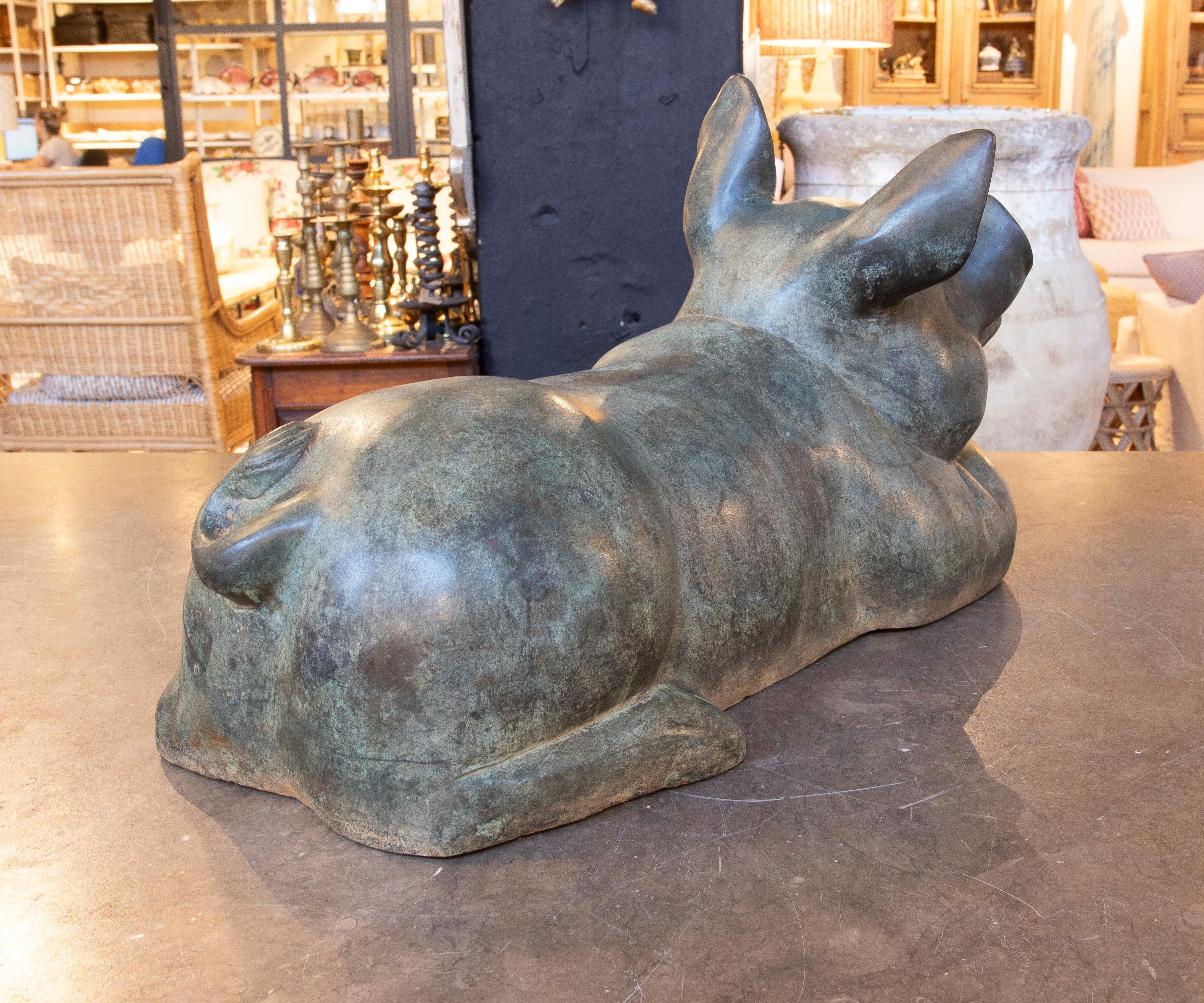 Escultura de Bronce de Lechón Tumbado en Tono Verde en venta 2